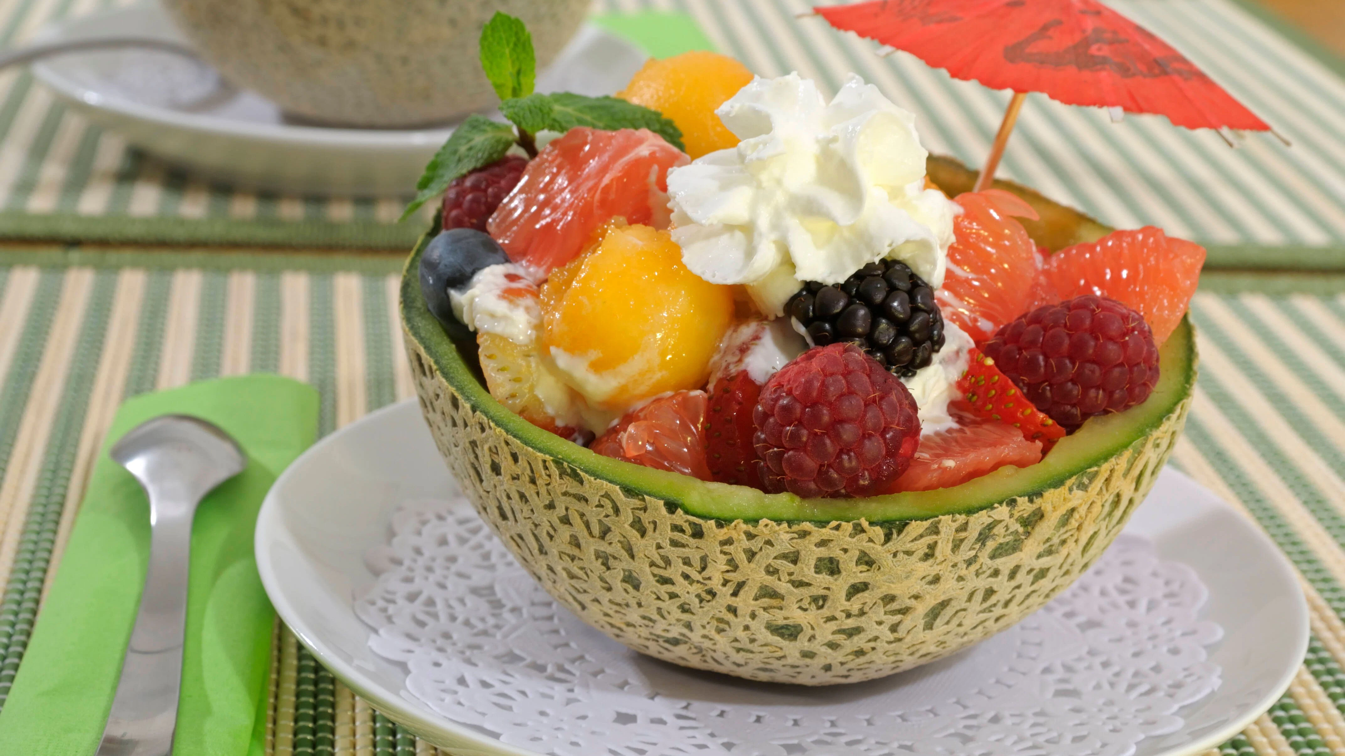 Servieren Sie den sommerlichen Obstsalat zum Beispiel in einer Melonenschale.