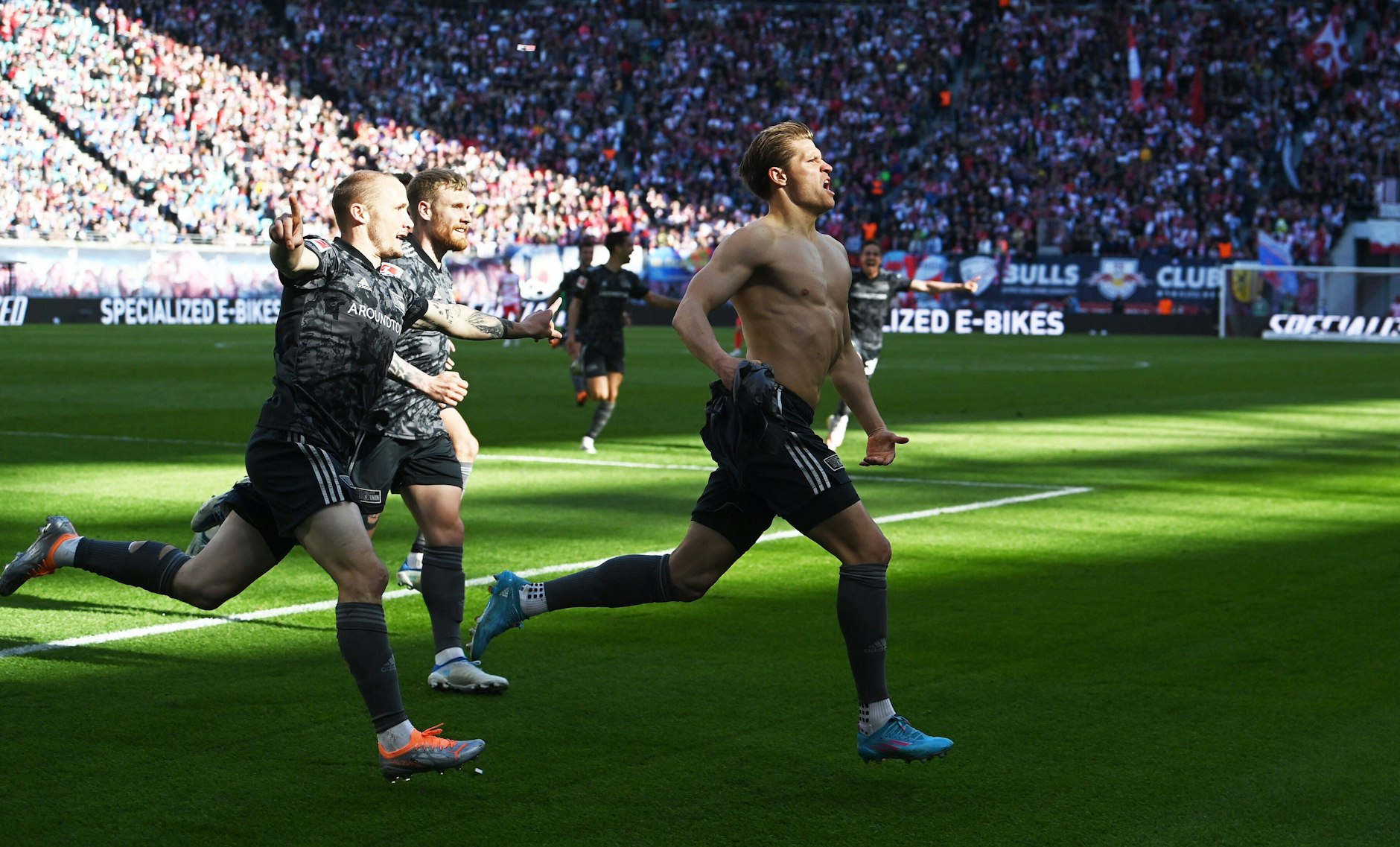 Drei Minuten nach dem 1:1 bei RB Leipzig jubelt Torschütze Kevin Behrens (r.) mit Vorlagengeber Sven Michel (l.) über den 2:1-Siegtreffer.