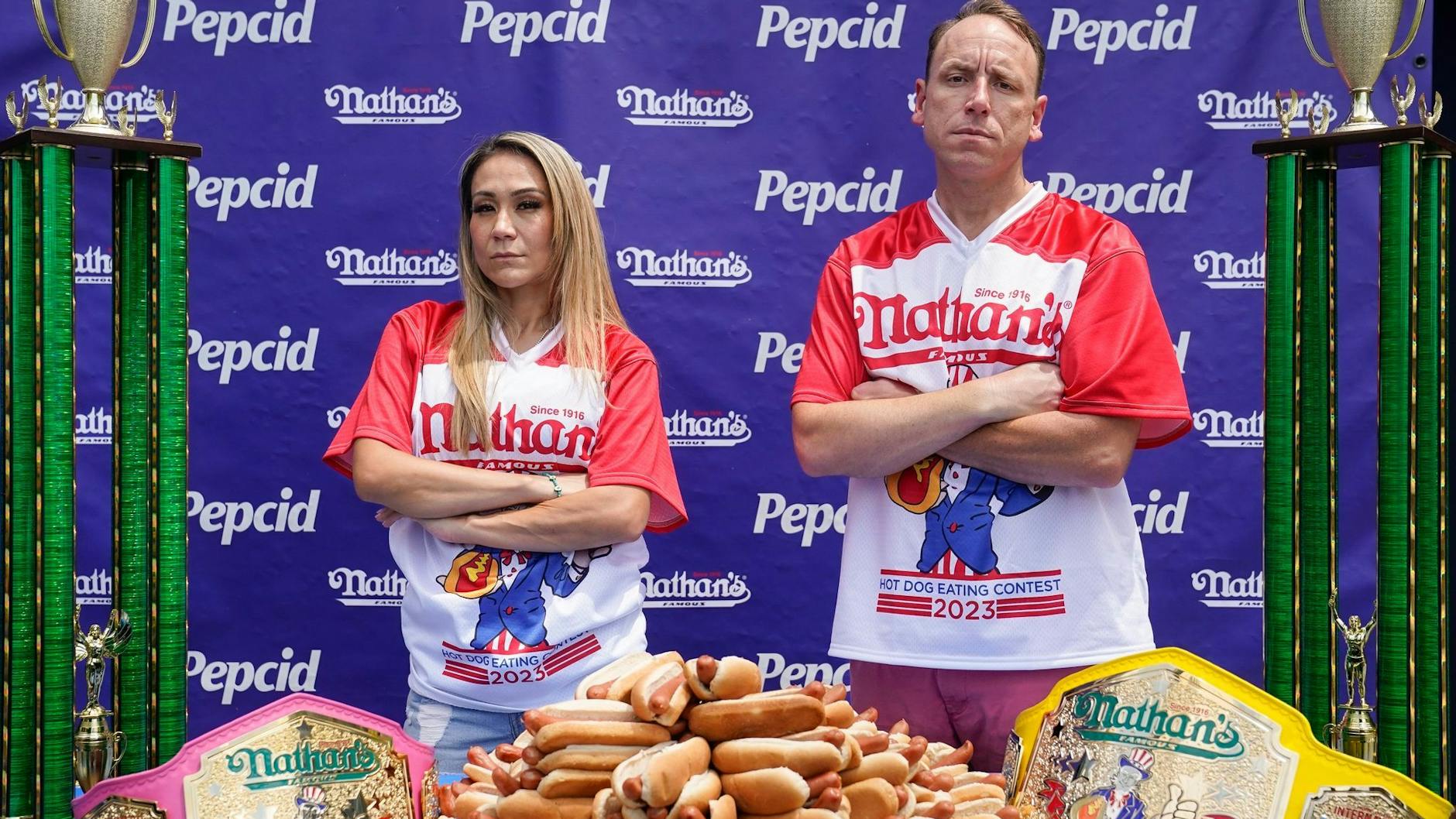 Miki Sudo (l) und Joey Chestnut posieren vor den Hot Dogs, die sie später im Wettkampf verzehren wollen. Jedes Jahr zum Unabhängigkeitstag am 4. Juli veranstaltet die Restaurantkette Nathan's Famous in New York ihren berühmt-berüchtigten „Hot Dog Eating Contest“. 