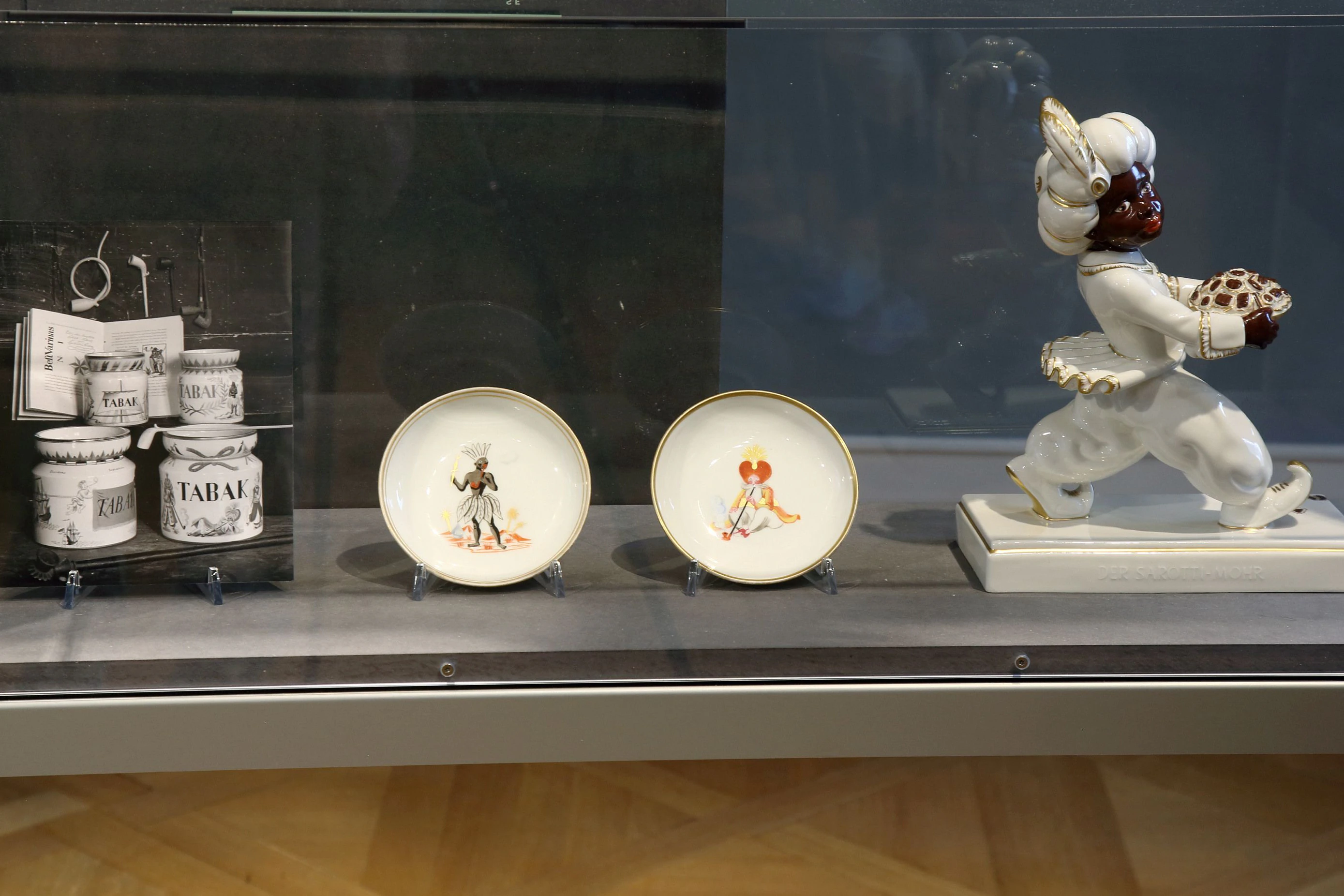 Porzellanobjekte mit stereotypen Darstellungen schwarzer Menschen aus der neuen Ausstellung der Stiftung Preußische Schlösser und Gärten Berlin-Brandenburg zur Auseinandersetzung mit dem kolonialen Erbe ihrer Sammlungen.