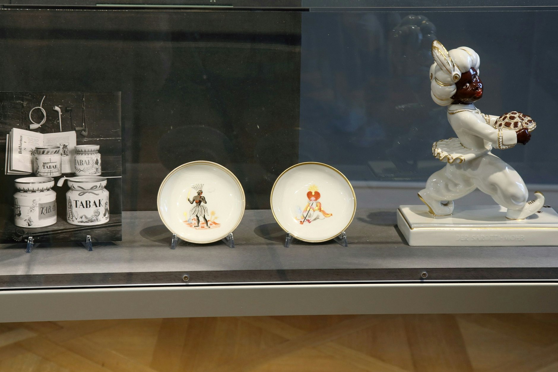 Porzellanobjekte mit stereotypen Darstellungen schwarzer Menschen aus der neuen Ausstellung der Stiftung Preußische Schlösser und Gärten Berlin-Brandenburg zur Auseinandersetzung mit dem kolonialen Erbe ihrer Sammlungen.