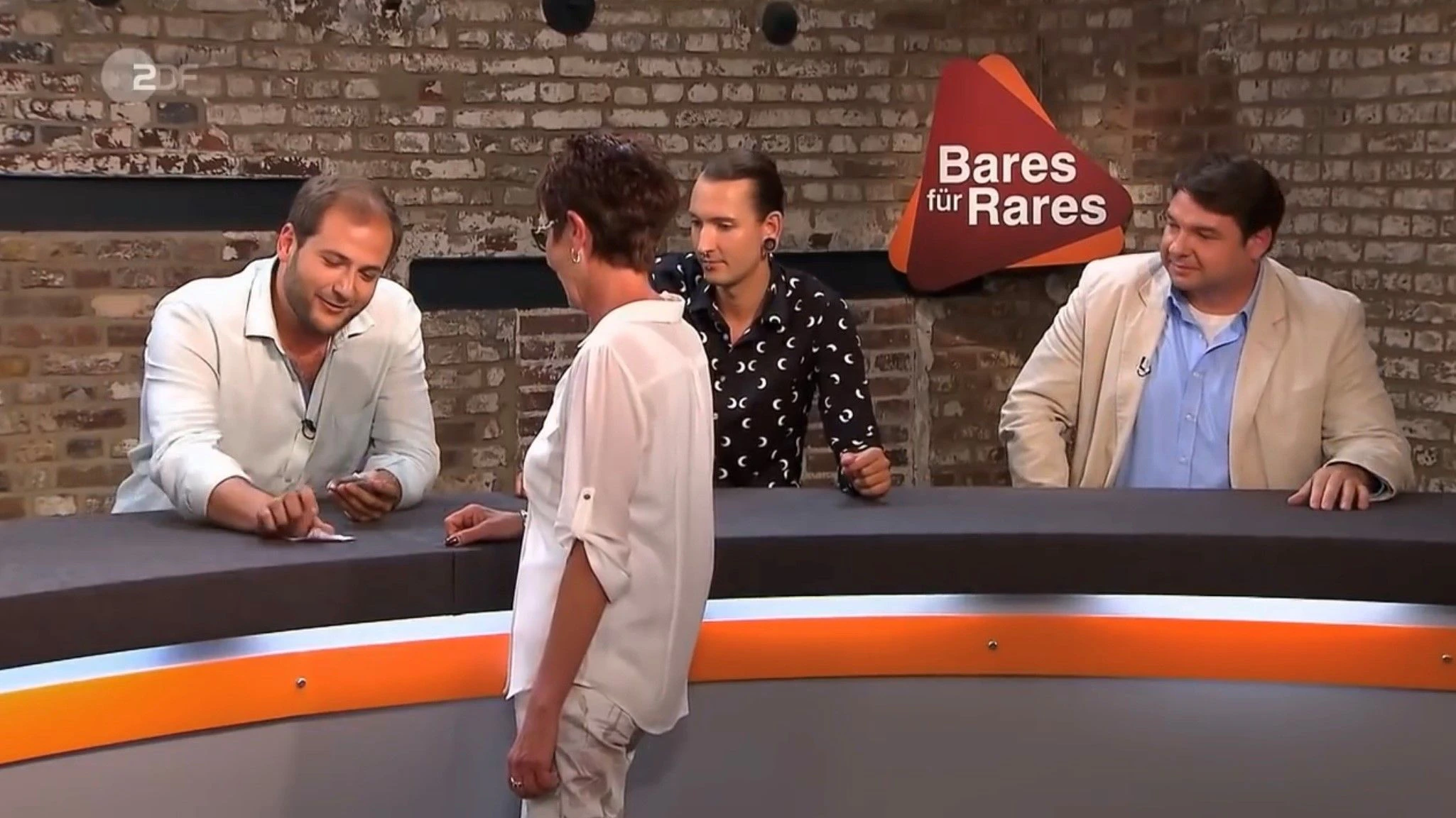 „Bares für Rares“-Händler Julian Schmitz-Avila kauft das Bild für 3450 Euro.