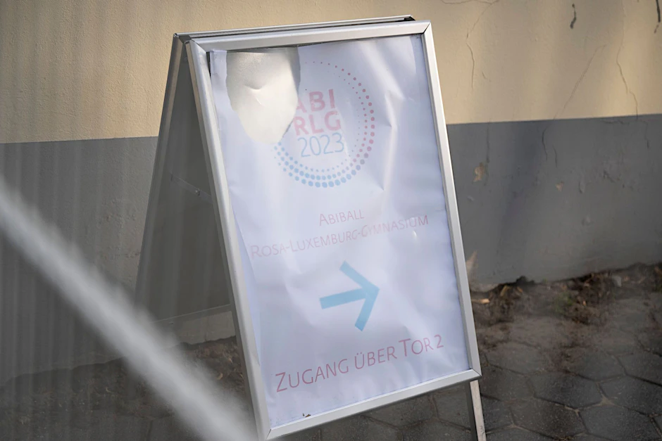 Eine 17-Jährige ist in der Nacht bei einer Abifeier durch eine Lichtkuppel aus Kunststoff gestürzt und dabei tödlich verletzt worden.  