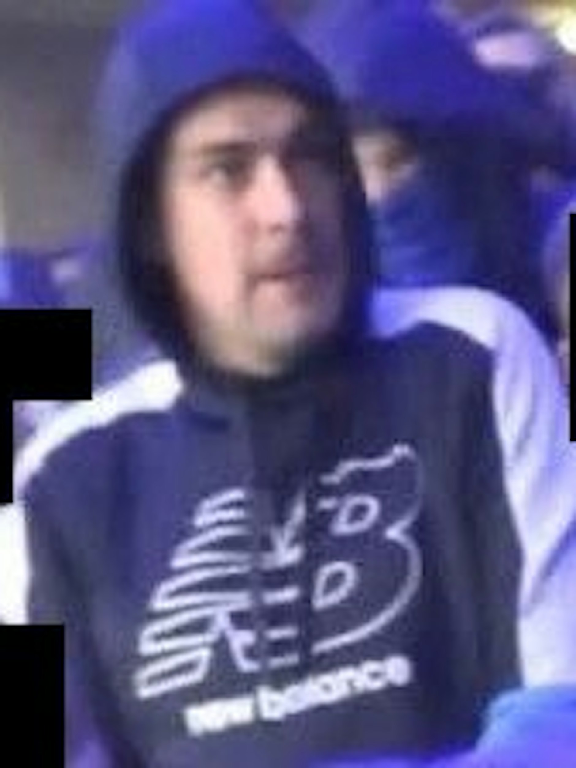 Die Berliner Polizei fahndet auch nach diesem Mann.