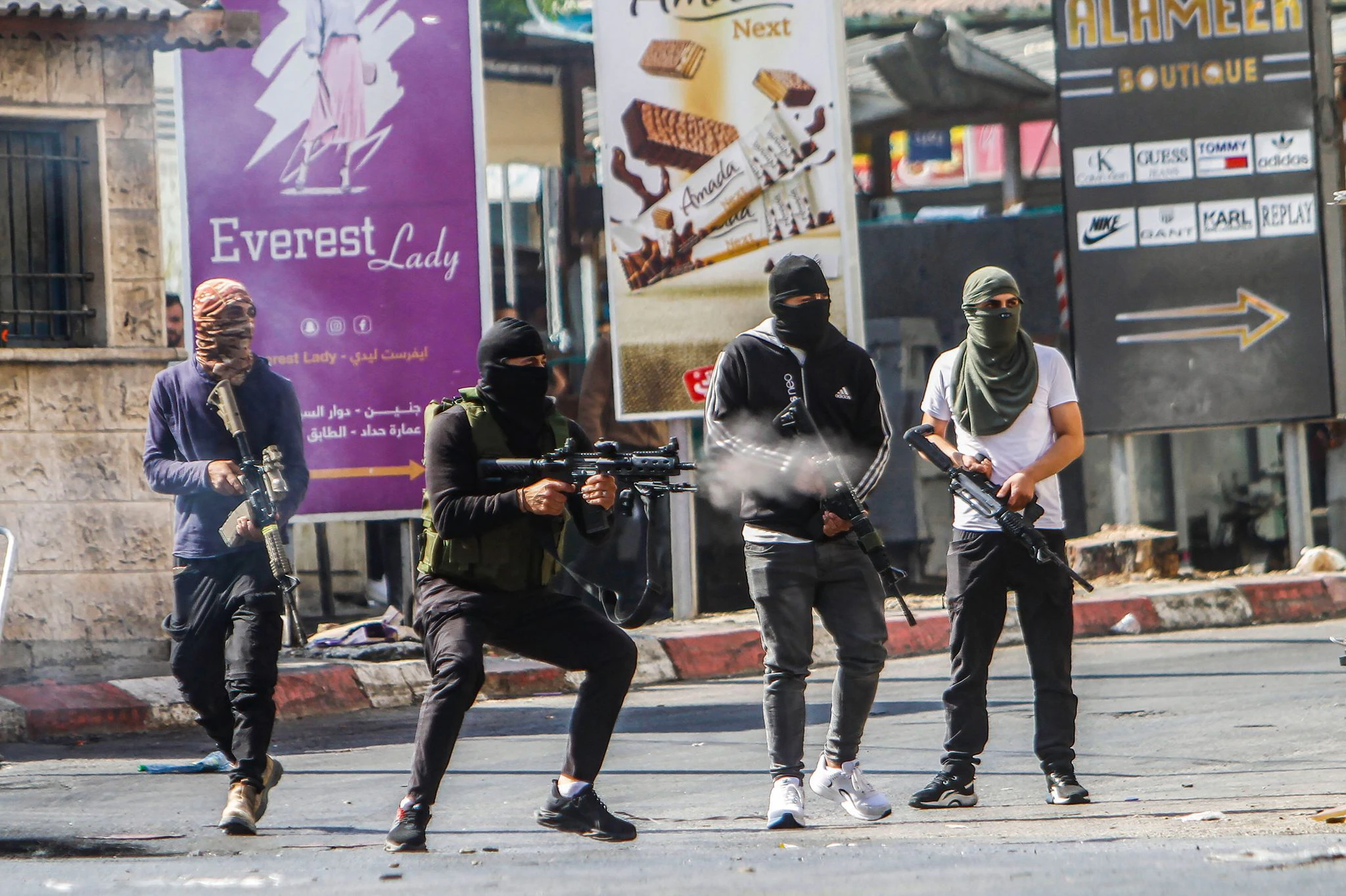 Bewaffnete Palästinenser schießen während der Razzia im Flüchtlingslager Dschenin auf israelische Armeekräfte.   ZUMA Press Wire/dpa