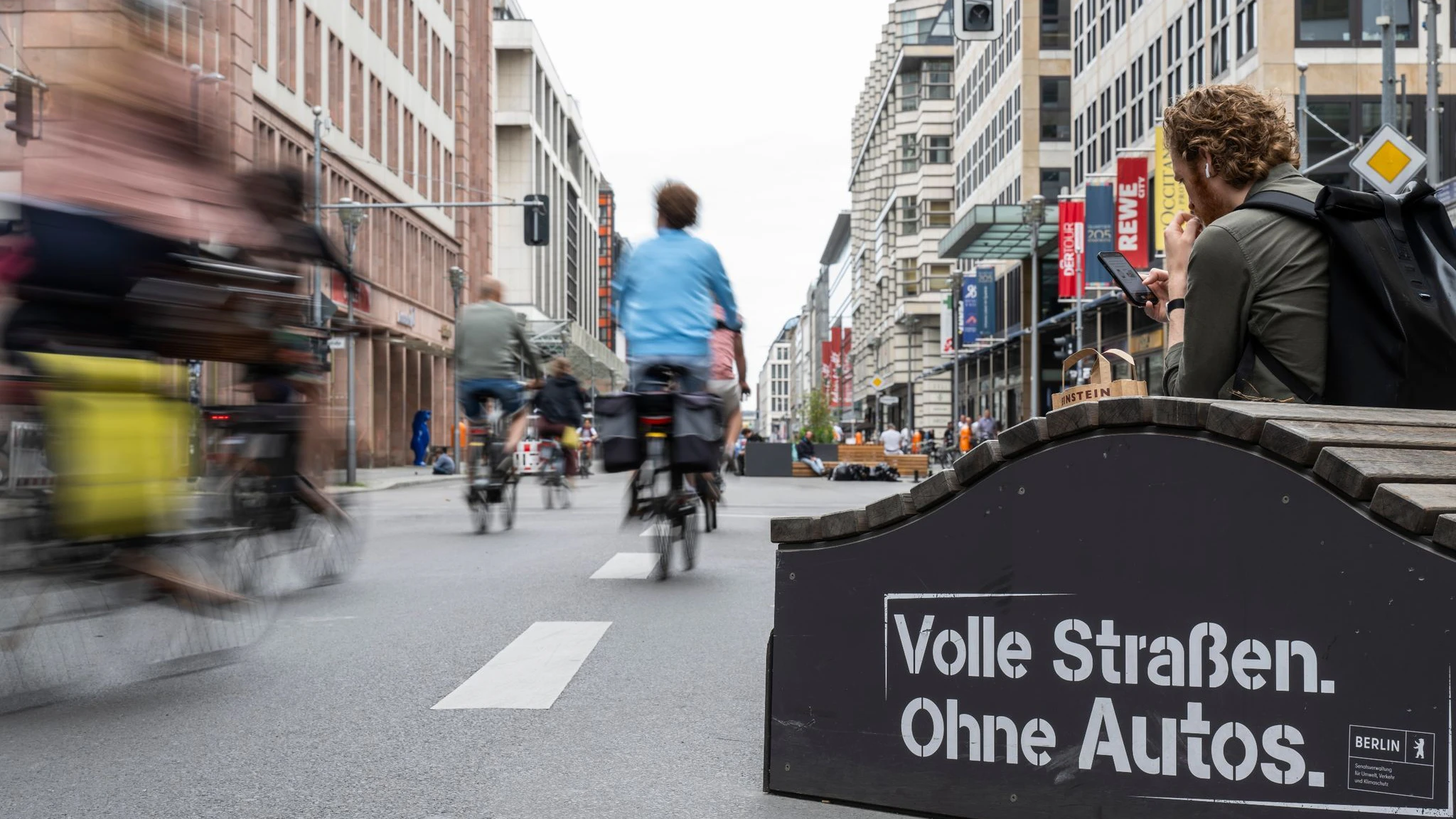 Fahrradfahrerinnen fahren auf der für Autos noch gesperrten Friedrichstraße.&nbsp;