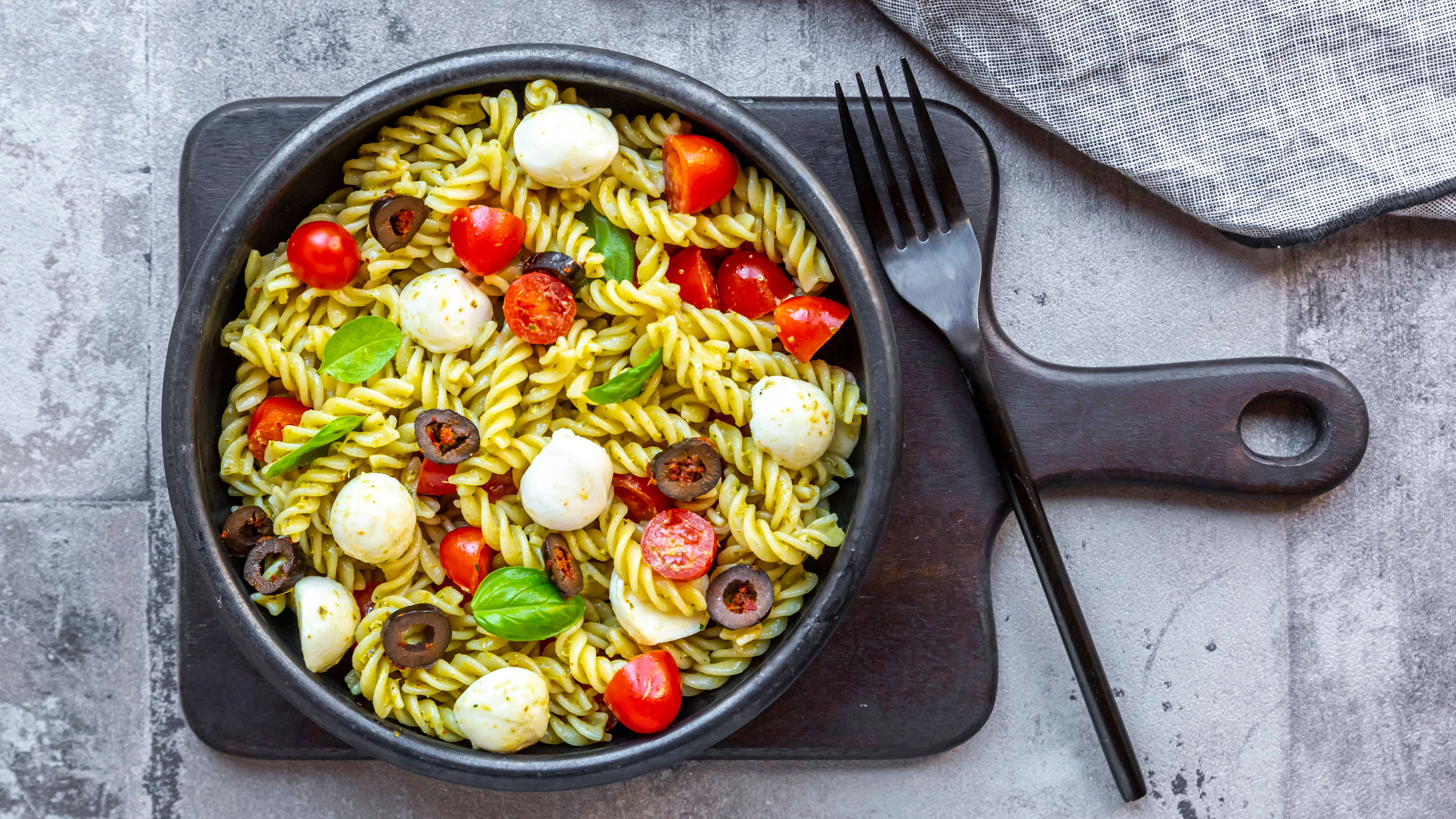 Dieser Nudelsalat ist leicht und besonders lecker.