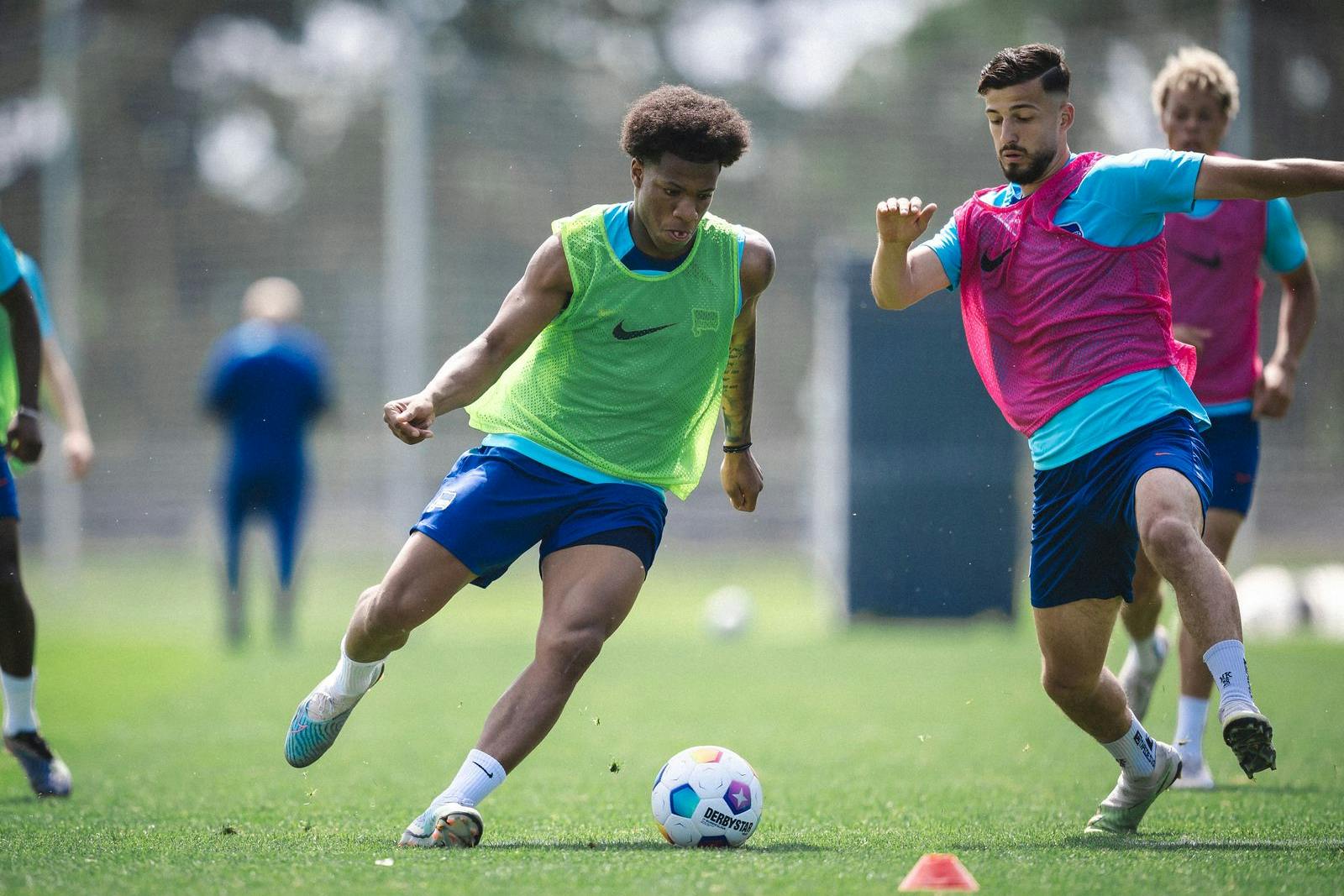 Jessic Ngankam (l.) und Mesut Emre Kesik beim Training von Hertha BSC.