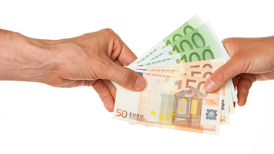 Die Steuer-Idee von Hubert Aiwanger würde rund 450 Euro mehr Geld für Geringverdiener bringen.