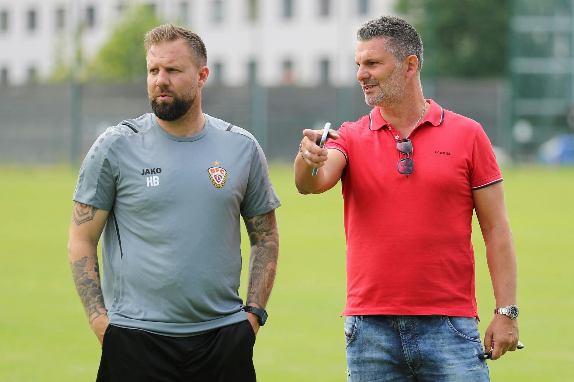 Haben einen Plan: BFC-Coach Heiner Backhaus (l.) und Sportdirektor Angelo Vier verfolgen das Geschehen im Training. 