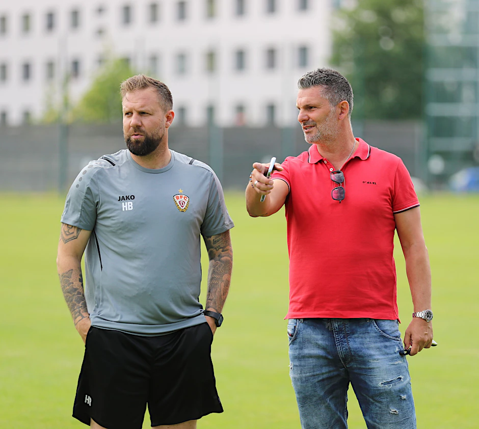 Haben einen Plan: BFC-Coach Heiner Backhaus (l.) und Sportdirektor Angelo Vier verfolgen das Geschehen im Training.&nbsp;