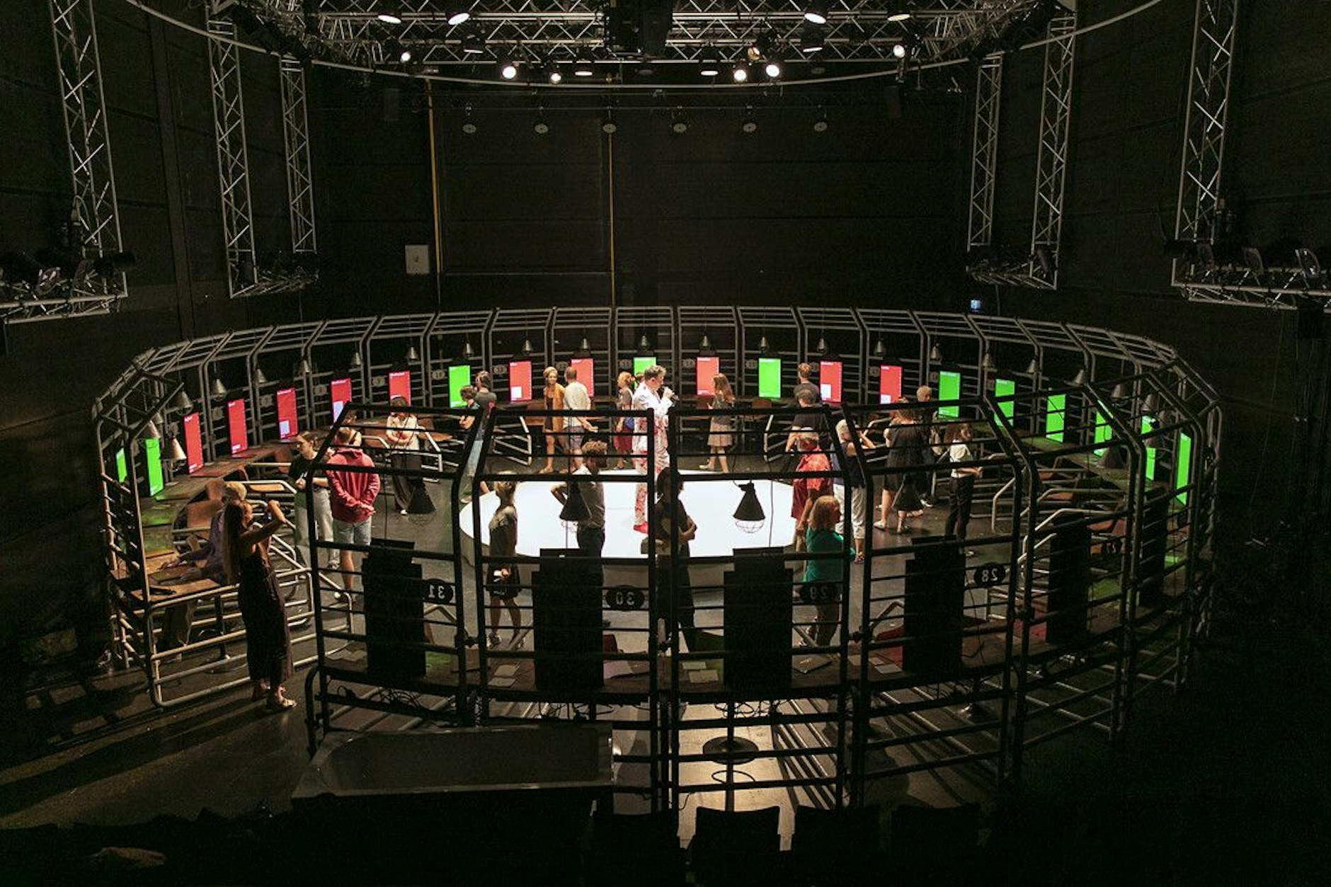 „Pigs“ – Eine interaktive Installation von Miriam Tscholl