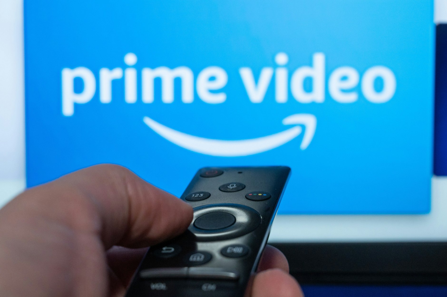 Das Logo des Streaming-Anbieters Amazon Prime Video auf einem Fernseher. Rund 17 Millionen Haushalte in Deutschland haben ein Prime-Abo.