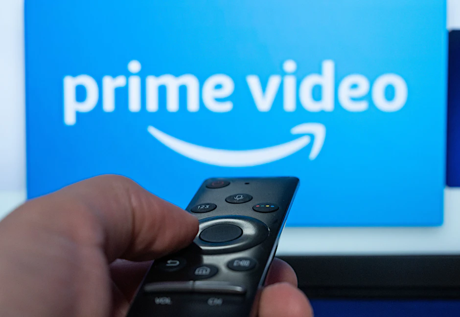 Das Logo des Streaming-Anbieters Amazon Prime Video auf einem Fernseher. Rund 17 Millionen Haushalte in Deutschland haben ein Prime-Abo.