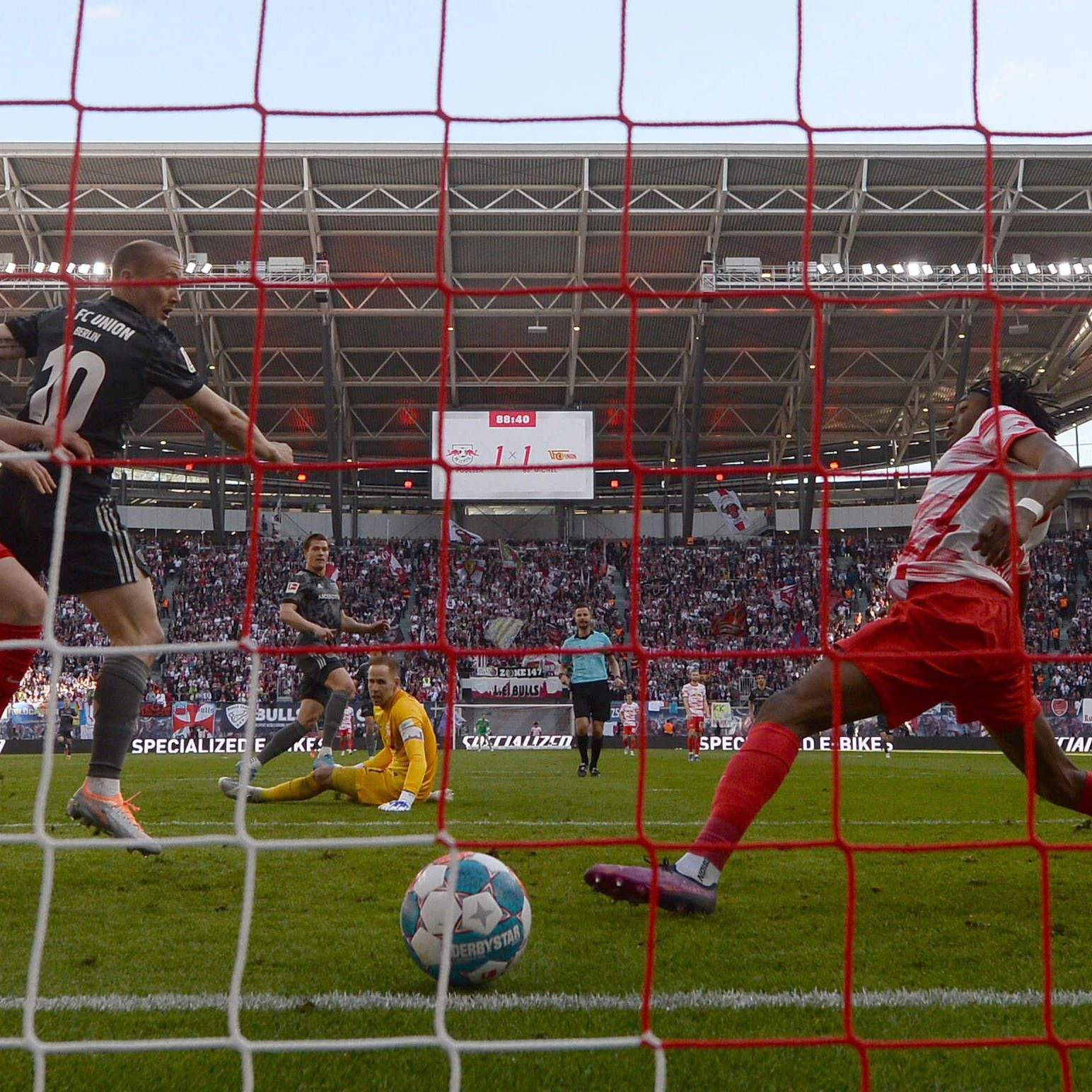 Kevin Behrens (M.) erzielt auf Vorlage von Sven Michel das Tor zum 1:2 gegen RB Leipzig.