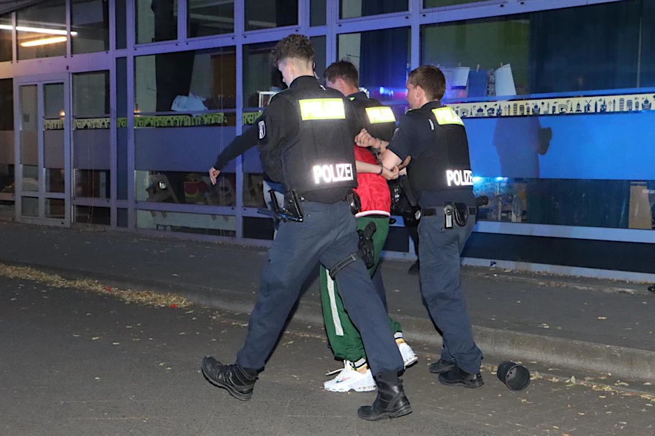 Hier wird der Ekel-Randalierer von Treptow endlich abgeführt.