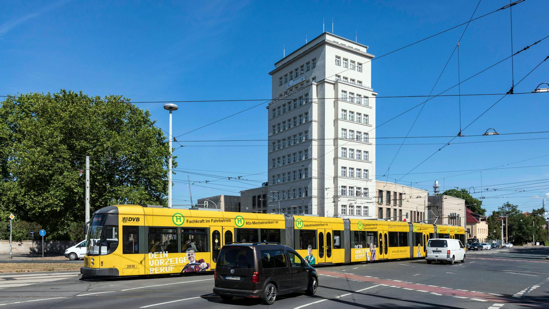 Albertplatz mit dem DVB-Hochhaus, dem ältesten Bürohochhaus von Dresden, heute das Simmel-Center und dem Museum Die Welt der DDR. Das Museum wird aufgelöst.
