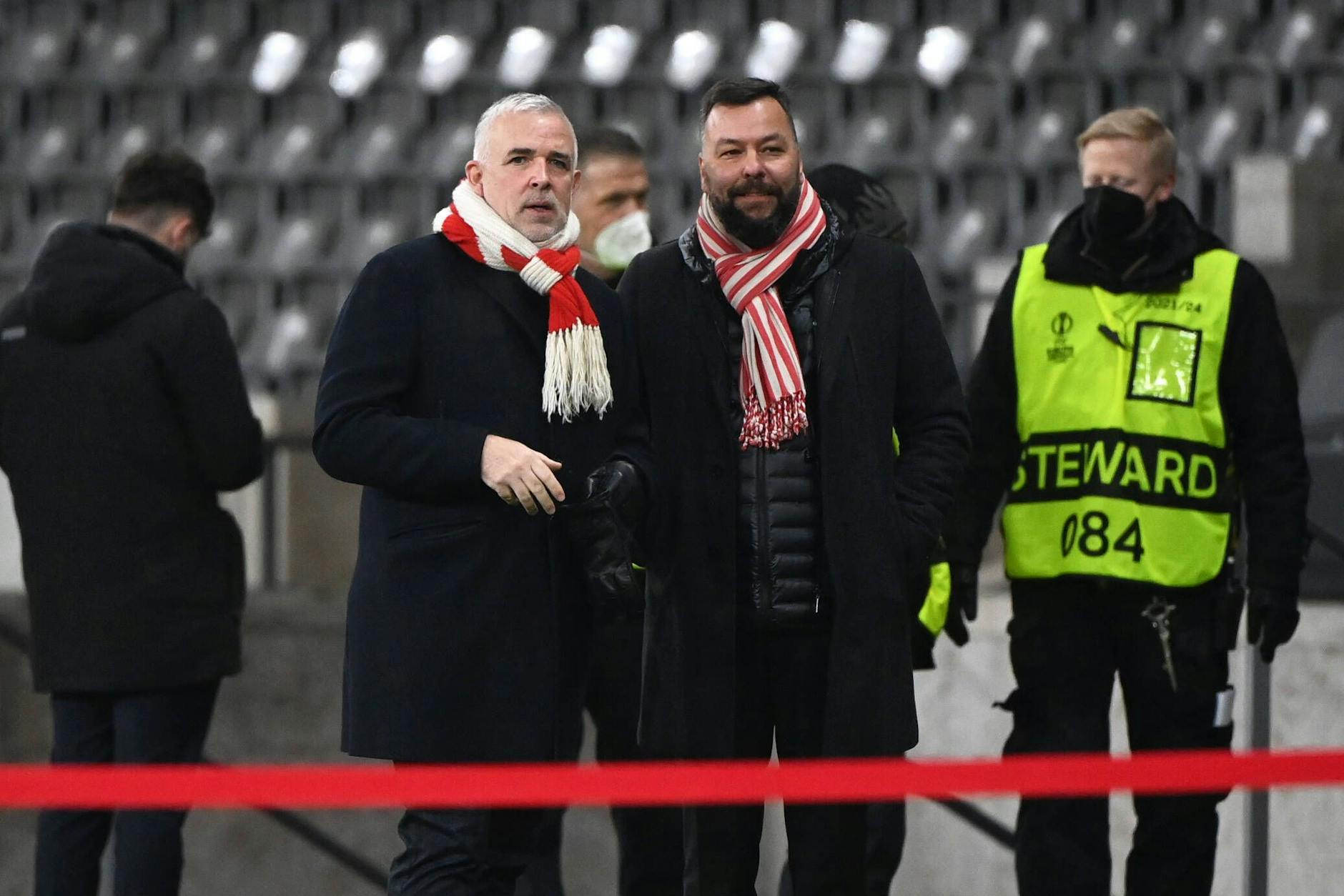 Union-Präsident Dirk Zingler (l.) zusammen mit Pressesprecher Christian Arbeit bei einem Spiel der Conference League im Olympiastadion.