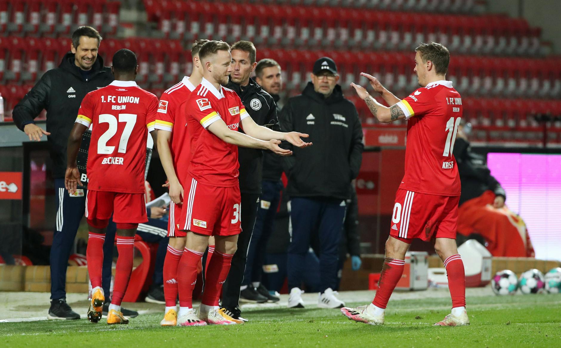 Max Kruse (r.) geht raus, Cedric Teuchert kommt rein und trifft gegen Bielefeld.