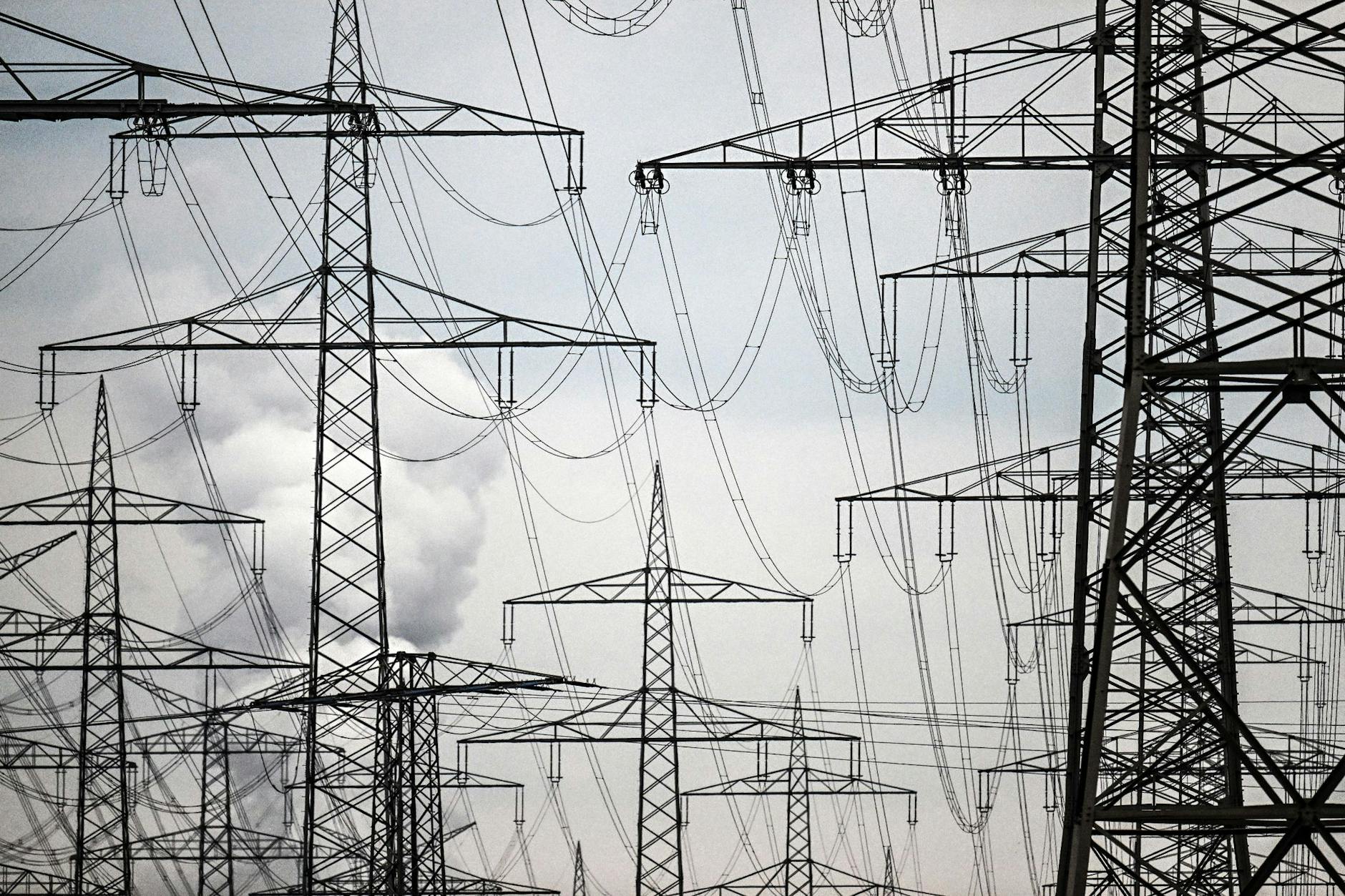 Strommasten auf einem Acker. Das Umweltbundesamt macht konkrete Vorschläge, wie die Klimaziele bis 2030 doch noch erreicht werden könnten.