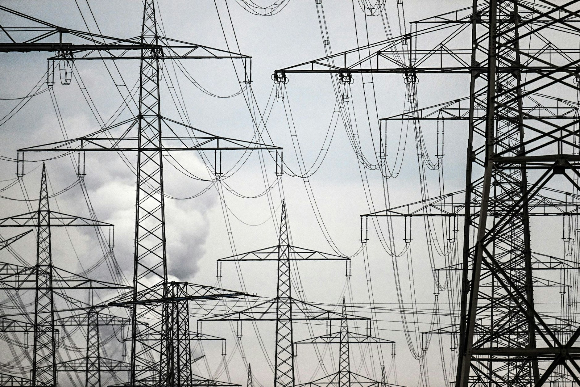 Strommasten auf einem Acker. Das Umweltbundesamt macht konkrete Vorschläge, wie die Klimaziele bis 2030 doch noch erreicht werden könnten.  