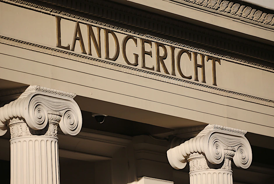 Eingangsportal des Bonner Landgerichts. Dort wird Anklage gegen Winterhoff erhoben.