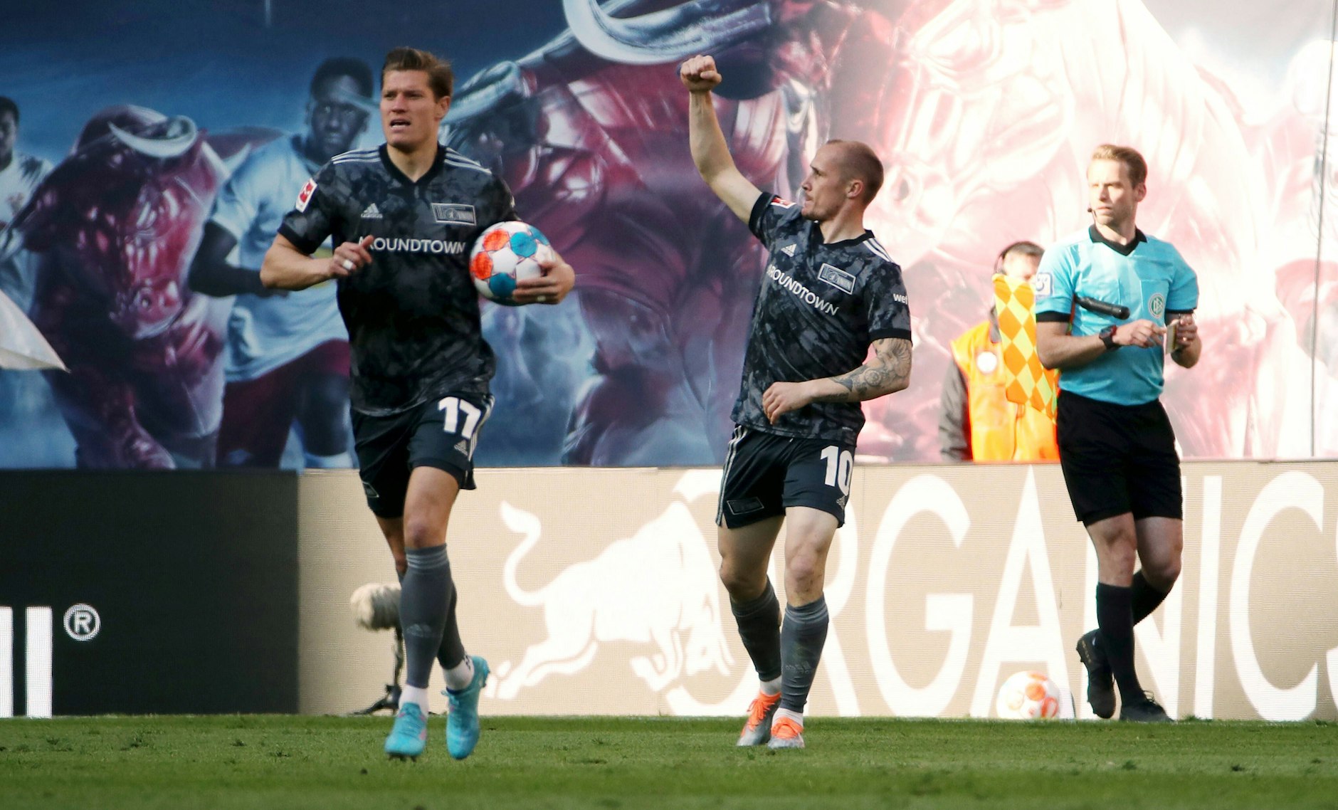 Doppelter Doppel-Joker: Vorlagengeber Kevin Behrens und Torschütze Sven Michel werden am 23. April 2022 eingewechselt und jubeln erst über das 1:1.