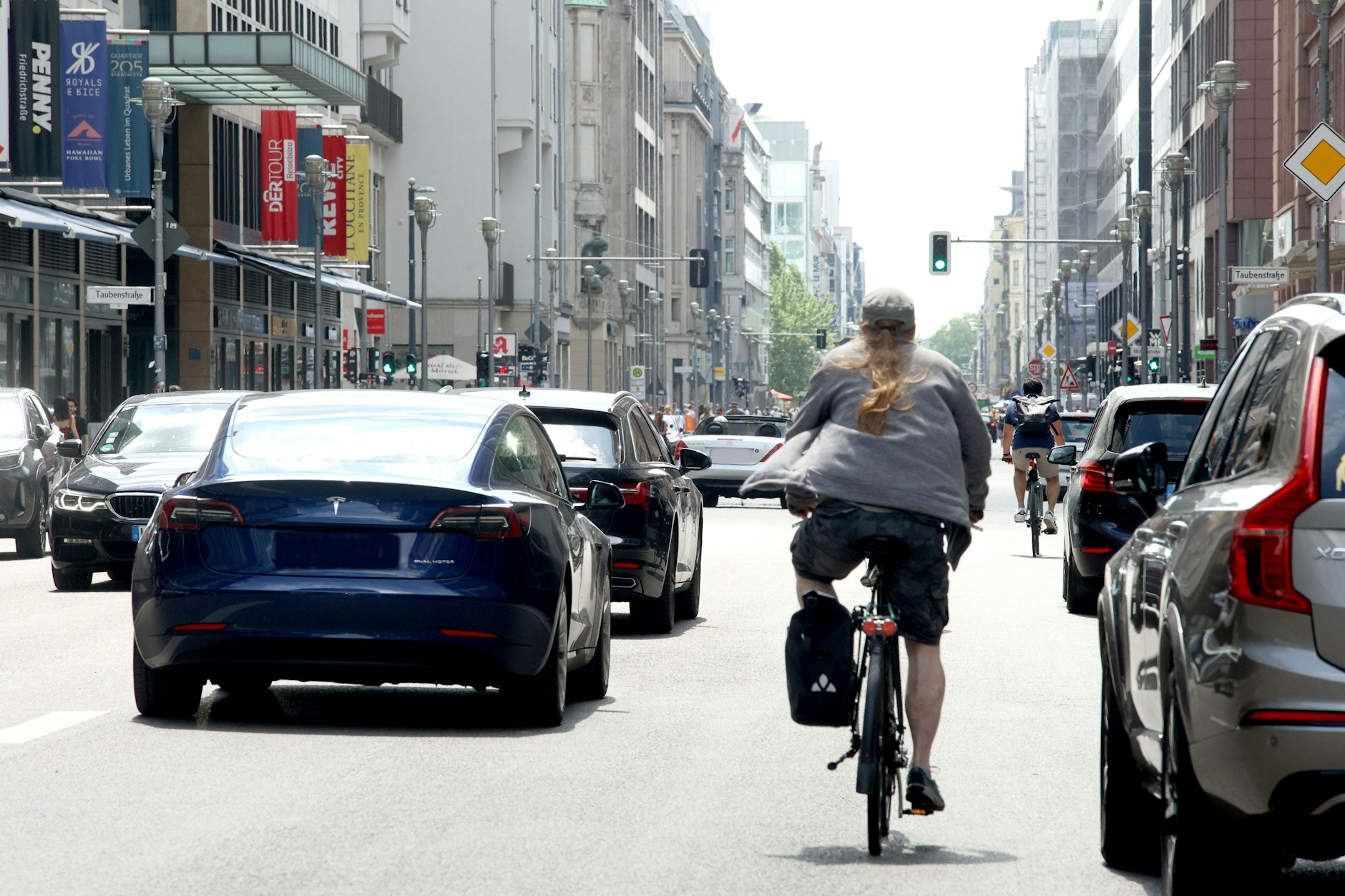 Wie früher: Seit der Nacht zum 1. Juli ist auch der Abschnitt zwischen der Leipziger und der Französischen Straße wieder für Kraftfahrzeuge befahrbar. Er war Ende Januar für Fußgänger geöffnet worden.