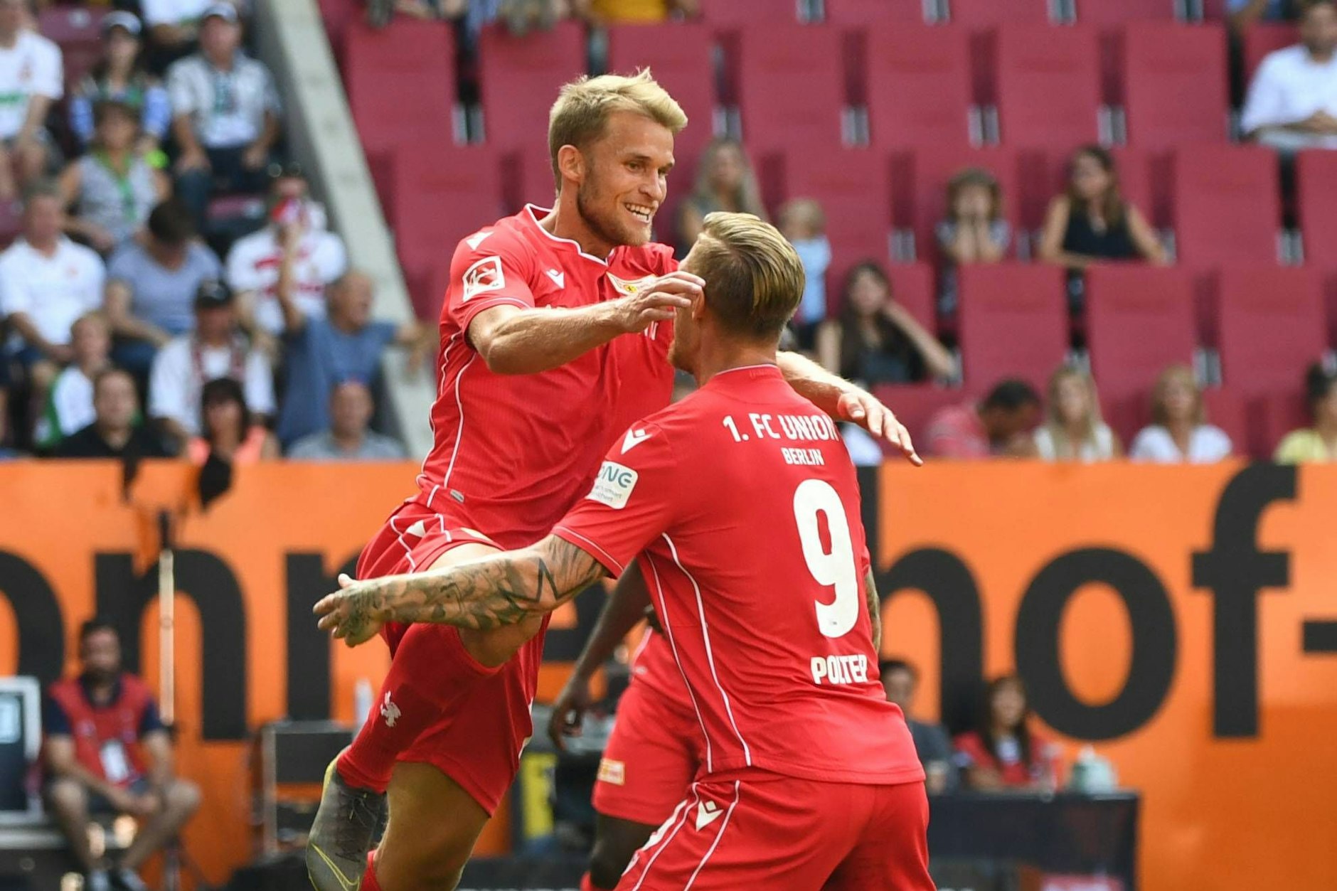 Joker legt für Joker auf: Sebastian Andersson (l.) jubelt mit Sebastian Polter, der ihm den Treffer aufgelegt hat, über seinen Tor zum 1:1 gegen Augsburg.