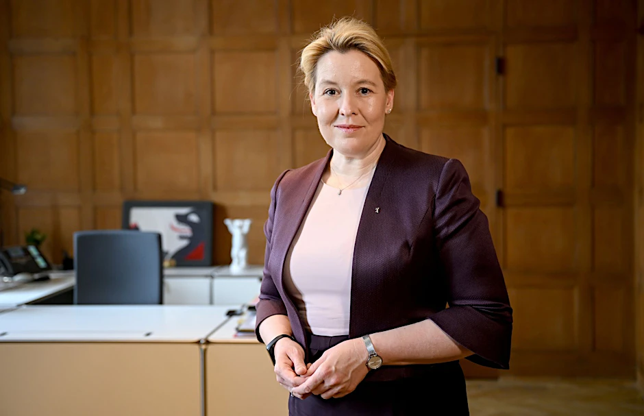 ARCHIV - Berliner Senatorin für Wirtschaft Franziska Giffey Energie und Betriebe am Rande eines Interviews in ihrem Büro.  