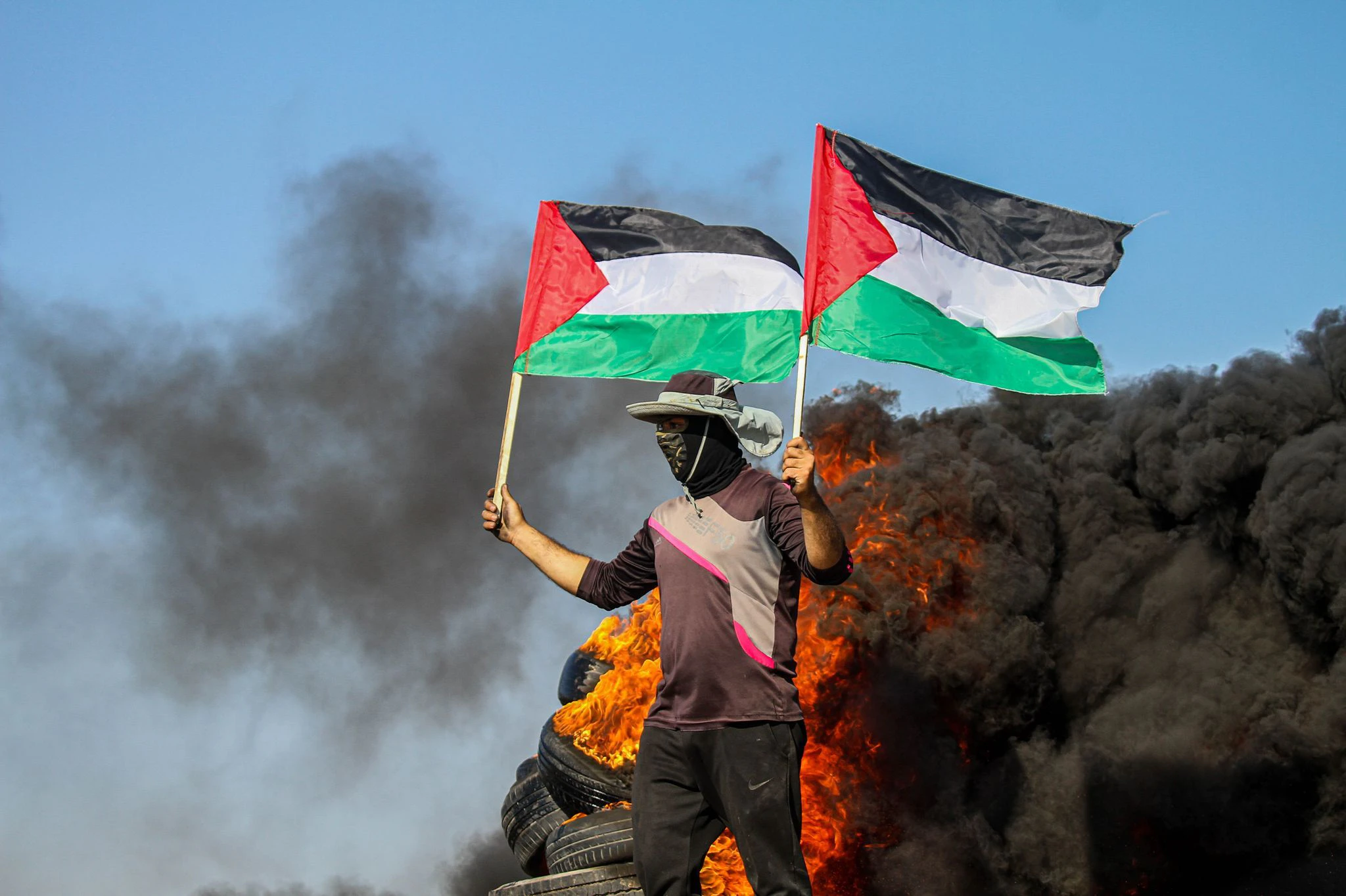 Im östlichen Gazastreifen protestieren Palästinenser gegen den andauernden israelischen Angriff auf die Stadt Dschenin im Westjordanland.   ZUMA Press Wire/dpa