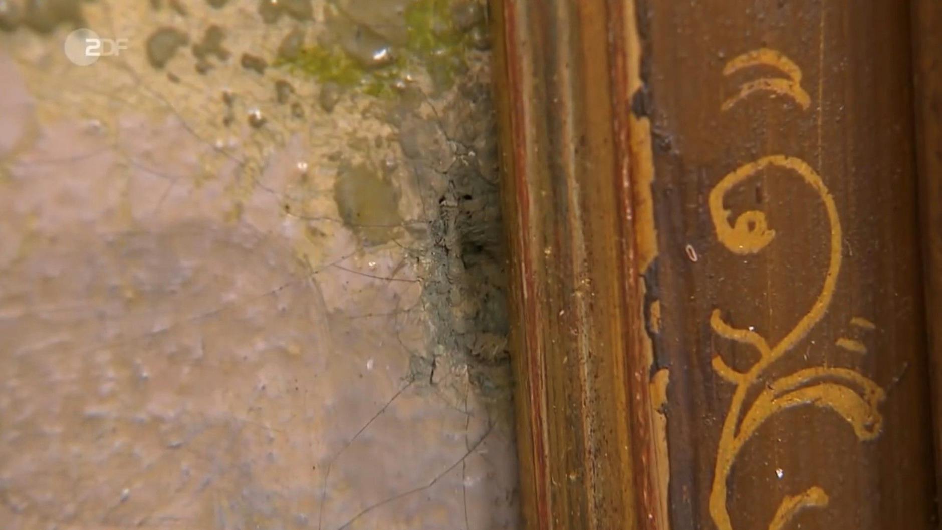 Das kleine Loch im Ölgemälde kann man laut „Bares für Rares“-Experte leicht reparieren.