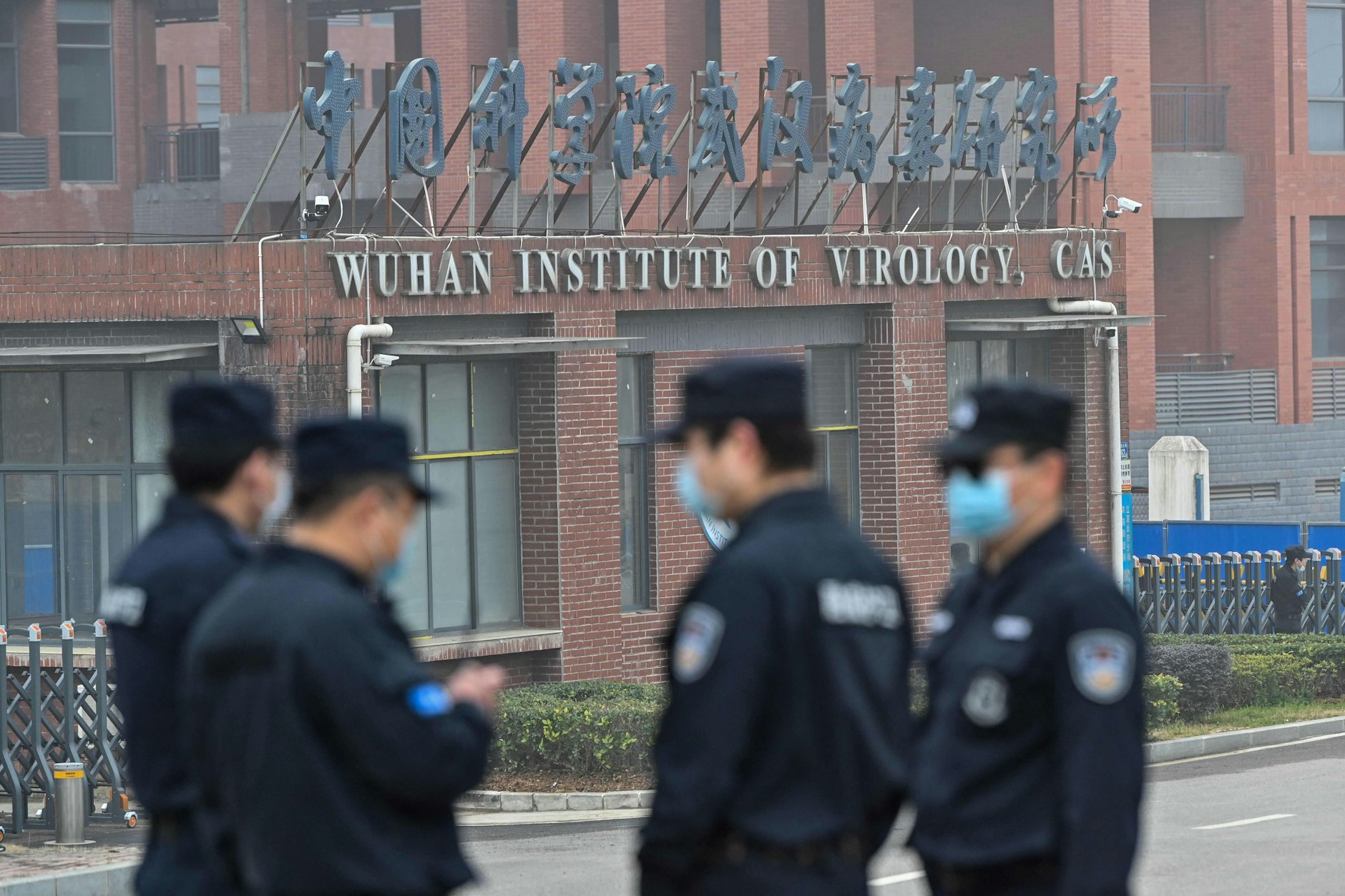 3. Februar 2021: Sicherheitspersonal steht vor dem Wuhan Institute of Virology in Wuhan, während Mitglieder der Weltgesundheitsorganisation Untersuchungen durchführen.