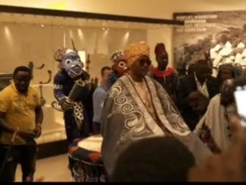Bamun-König Muhammad-Nabil Mbombo Njoya im Kamerunsaal des Ethnologischen Museums im Humboldt-Forum auf dem Thron seiner Vorfahren. Der Thron Mandu Yenu gehört zu den Prachtstücken des Museums.