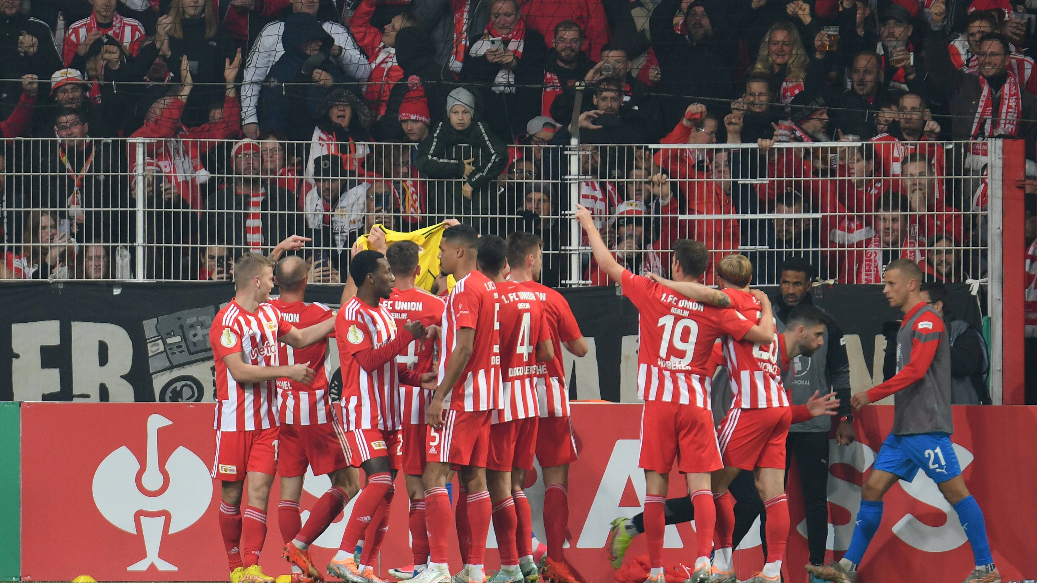 Alle Spieler des 1. FC Union grüßen nach dem 2:0 von Sven Michel im Pokal in Heidenheim im Oktober 2022 den zu Hause gebliebenen Keeper Jakob Busk mit dessen Trikot.
