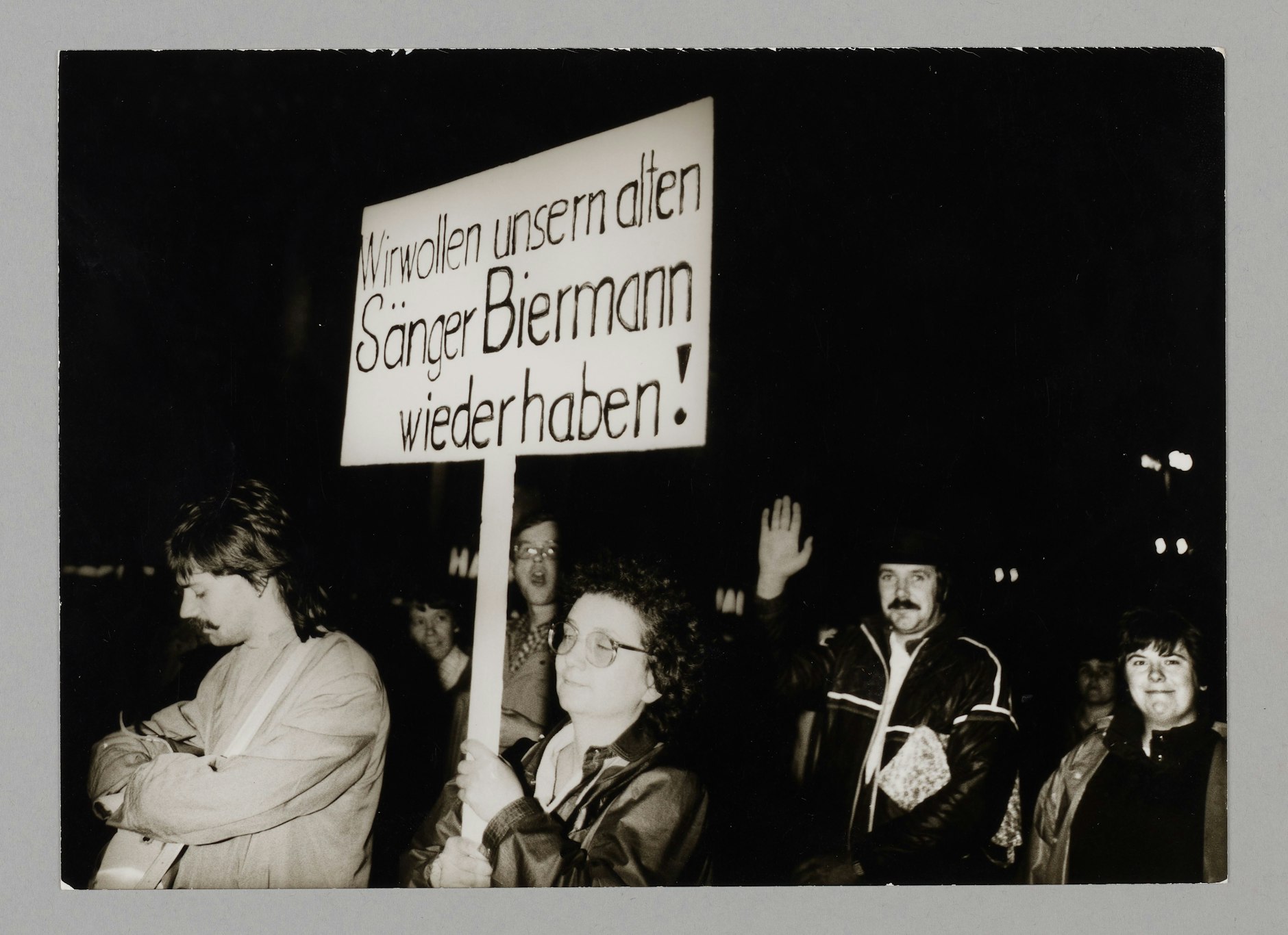 Demonstrierende mit Transparent „Wir wollen unsern alten Sänger Biermann wiederhaben!“, Leipzig, November 1989. Am 1. Dezember gab er in Leipzig sein erstes Konzert in der DDR nach der Ausbürgerung.