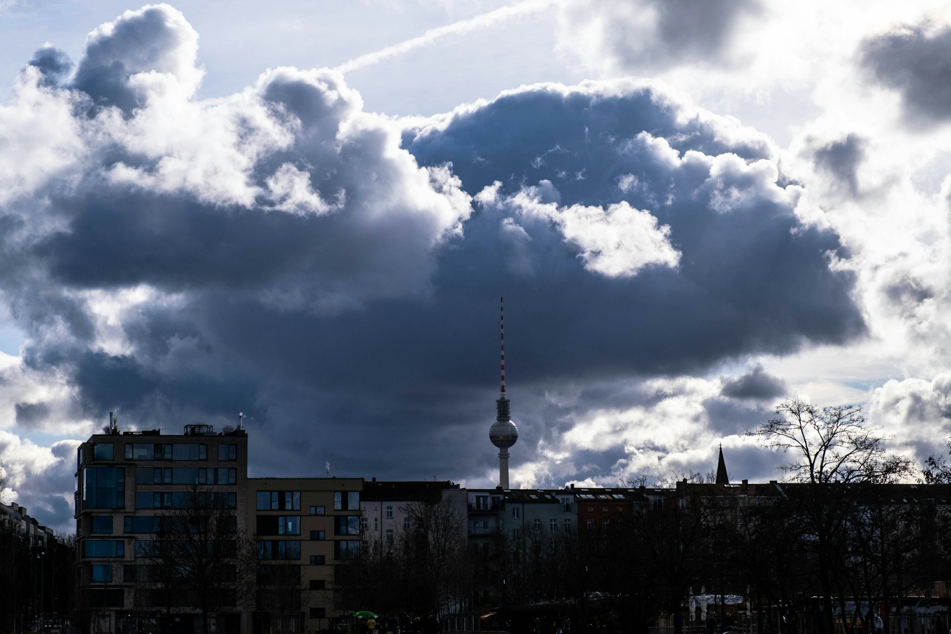 Wolken ziehen über Berlin auf.