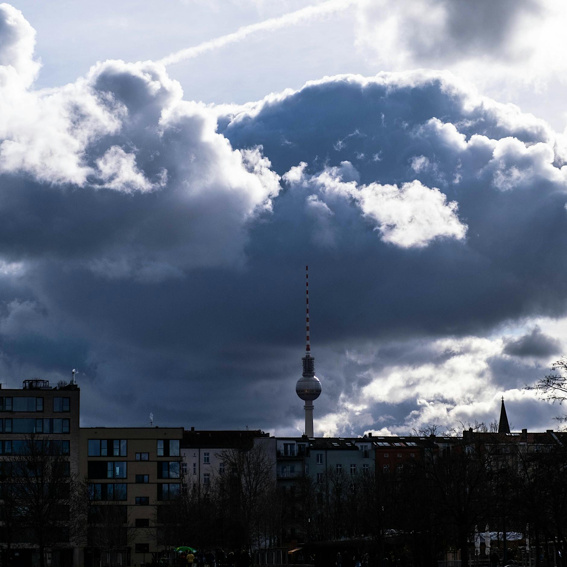 Sturmtief „Poly“: Erste Orkan-Tote in Deutschland, Entwarnung für Berlin