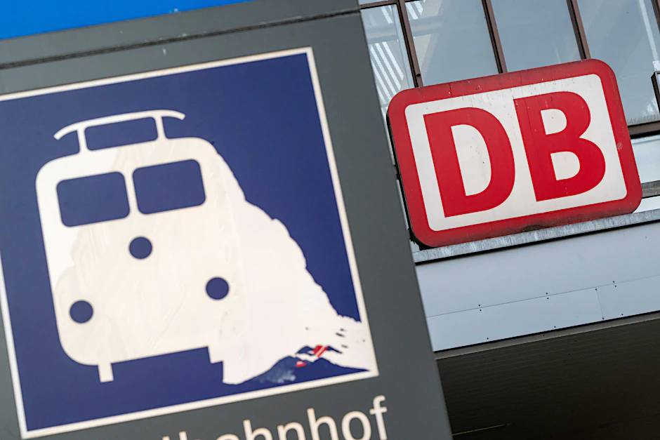 Das Logo der Deutschen Bahn über dem Eingang zum Münchner Hauptbahnhof. Hier erlebte ein Elternpaar einen Horror-Zwischenfall.