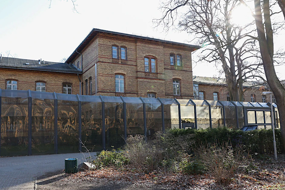 Blick auf ein Gebäude des Krankenhaus-Maßregelvollzugs auf dem Gelände der Karl-Bonhoeffer-Nervenklinik.