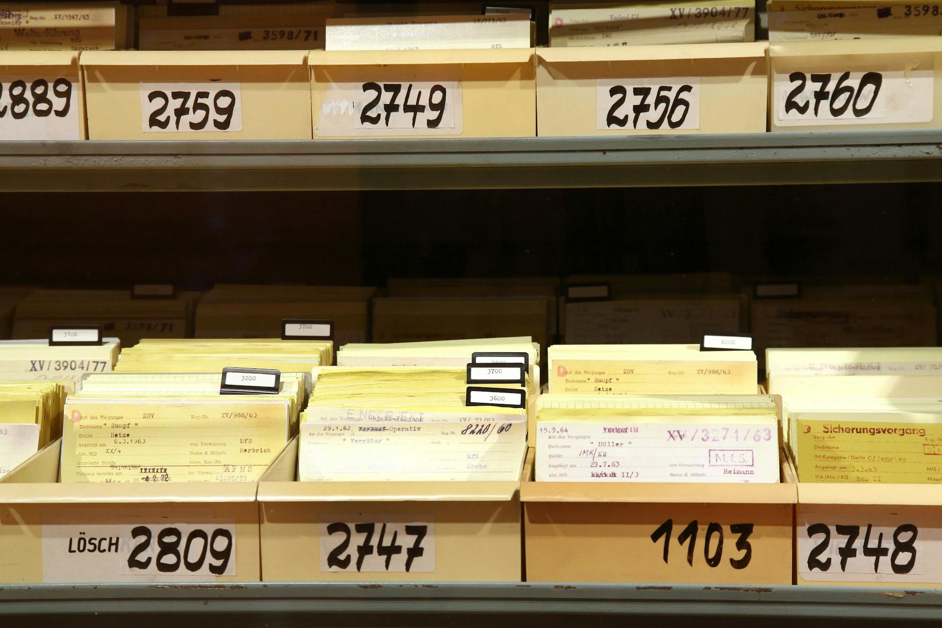 In solchen Geräten ordnete die DDR-Staatssicherheit die Karteien der Menschen ein, die sie beobachten ließ. Das Gerät steht in der Ausstellung.