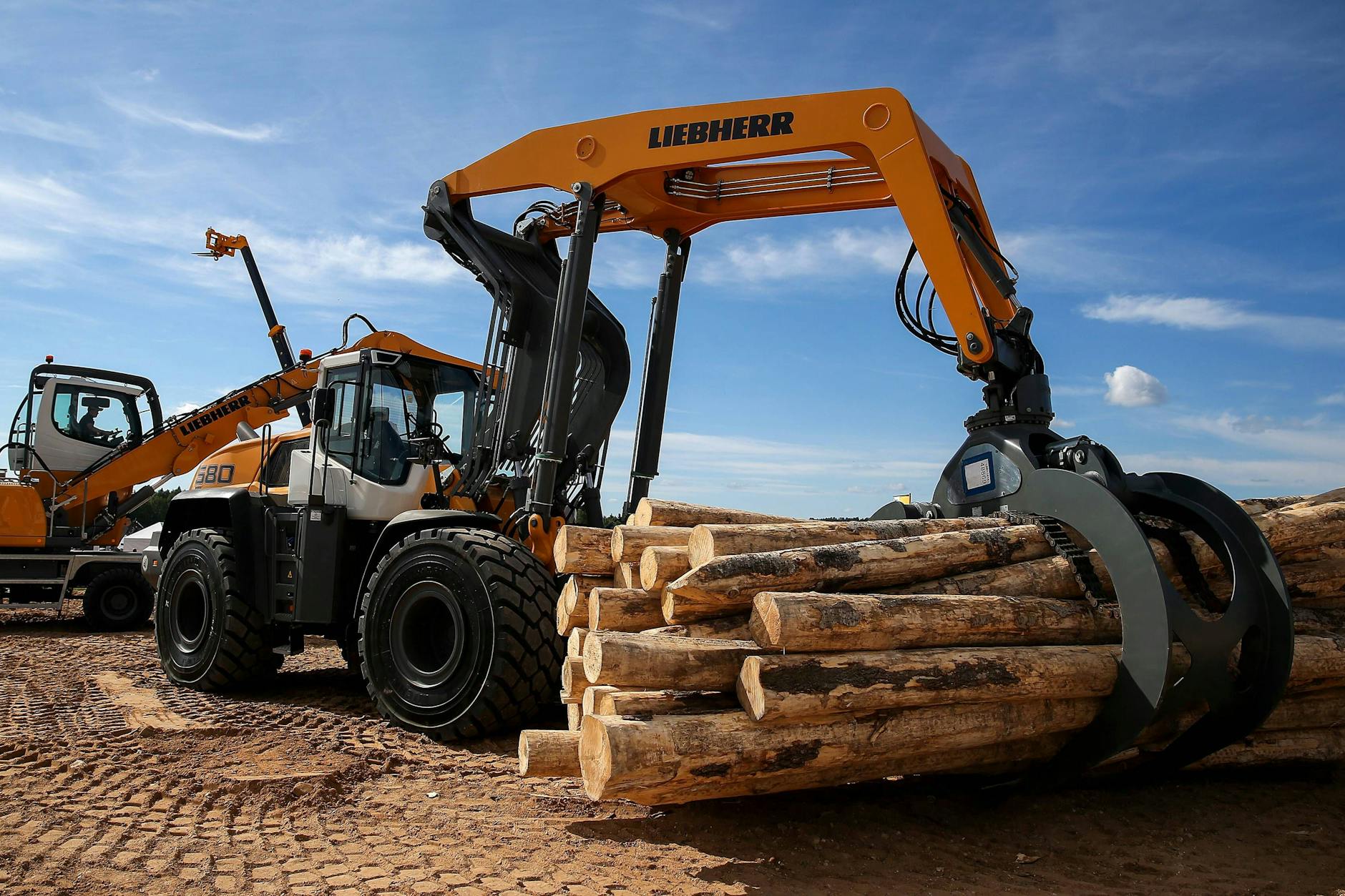 Ein Holzlader der Firma Liebherr in der Region Kononovskaya, Russland.