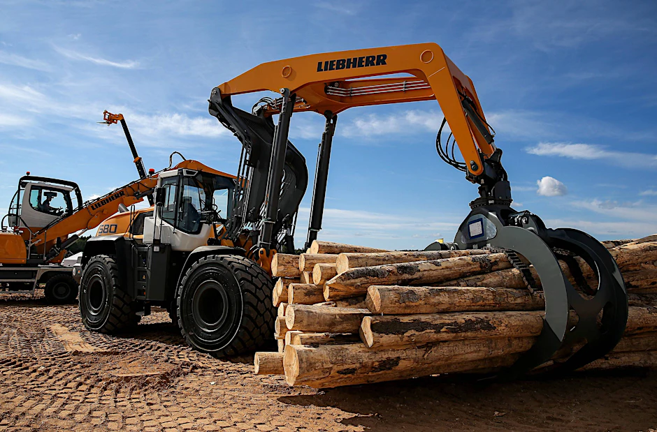 Ein Holzlader der Firma Liebherr in der Region Kononovskaya, Russland.