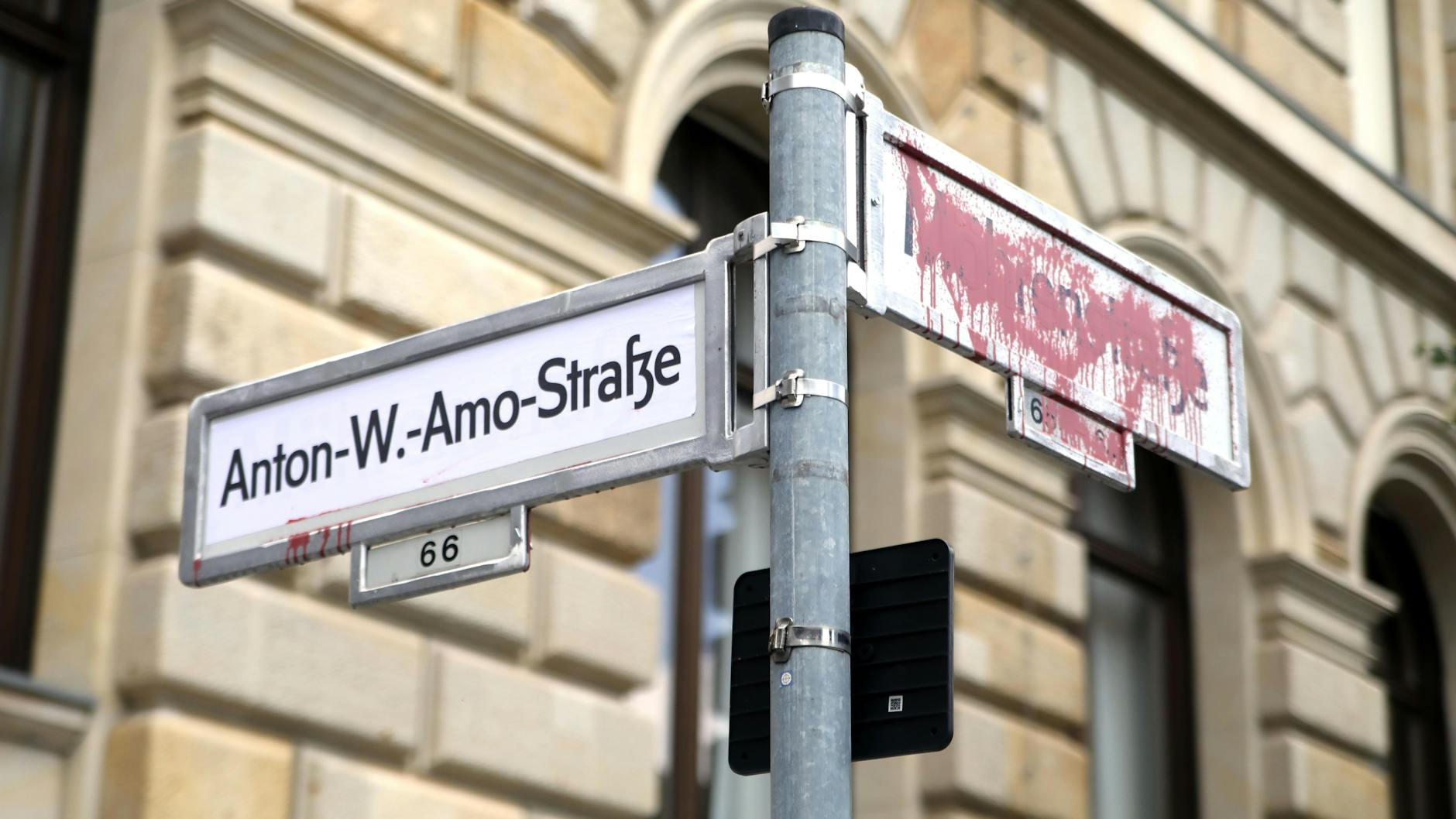 Bei einer Protestaktion im Jahr 2020 wurden die Straßenschilder Mohrenstraße übermalt oder mit dem Namen Anton W. Amo überklebt.