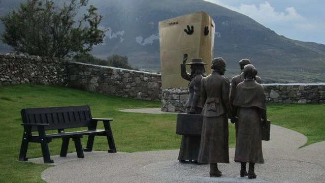 Heute erinnert ein Denkmal an die 14 jungen Menschen, die mit der „Titanic“ in ein neues Leben aufbrechen wollten.