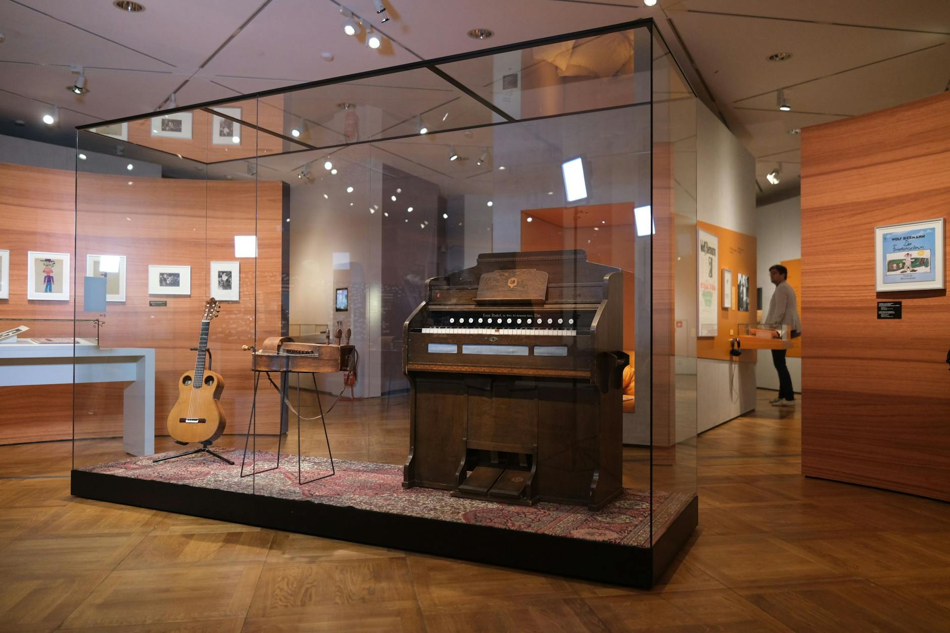 In der Ausstellung „Wolf Biermann. Ein Lyriker und Liedermacher in Deutschland“ sind Instrumente zu sehen, die Biermann auf viele Bühnen begleitet haben.