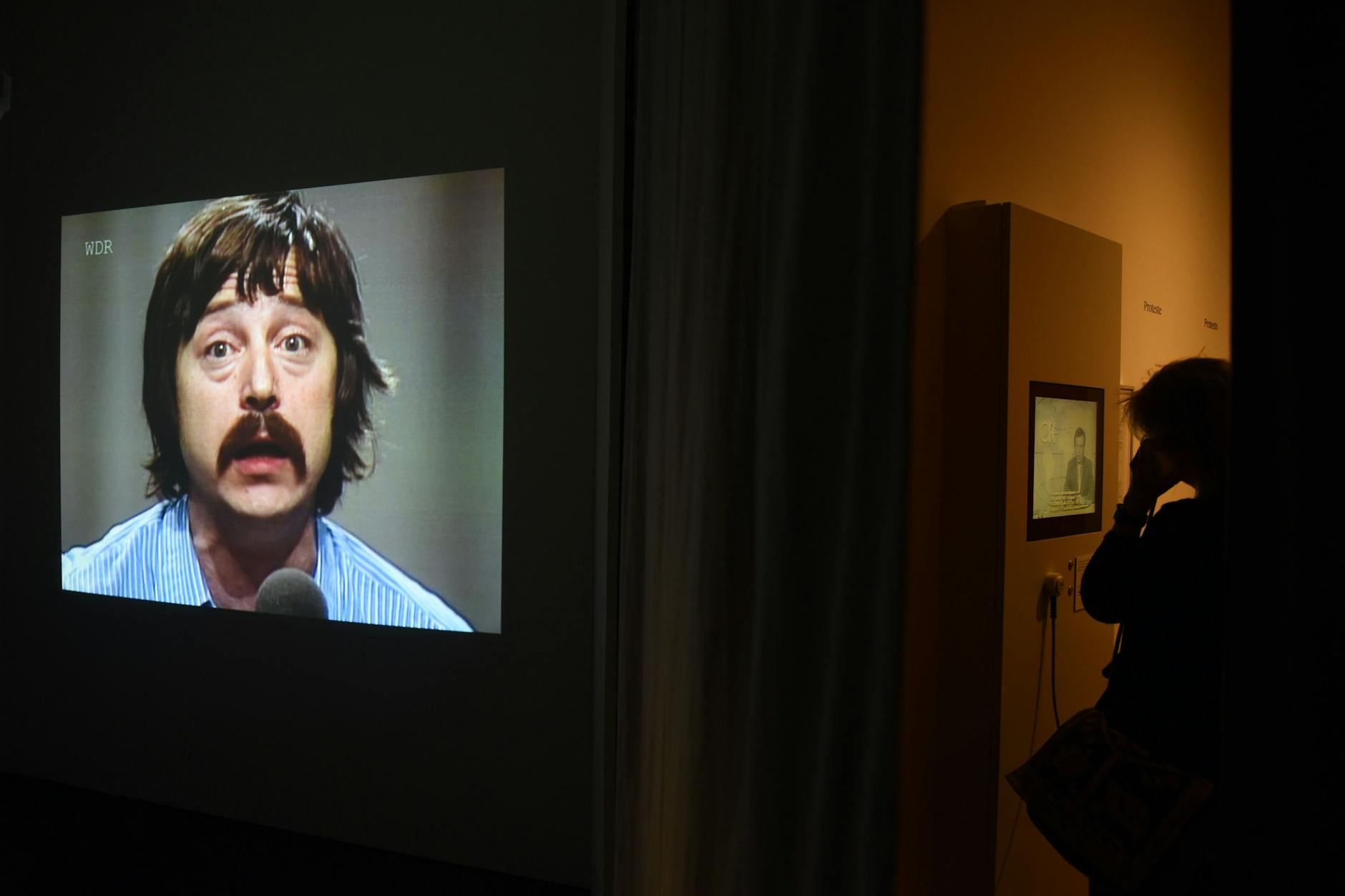 Blick in die Wolf-Biermann-Ausstellung: links das Köln-Konzert, rechts der Bildschirm mit der „Aktuellen Kamera“