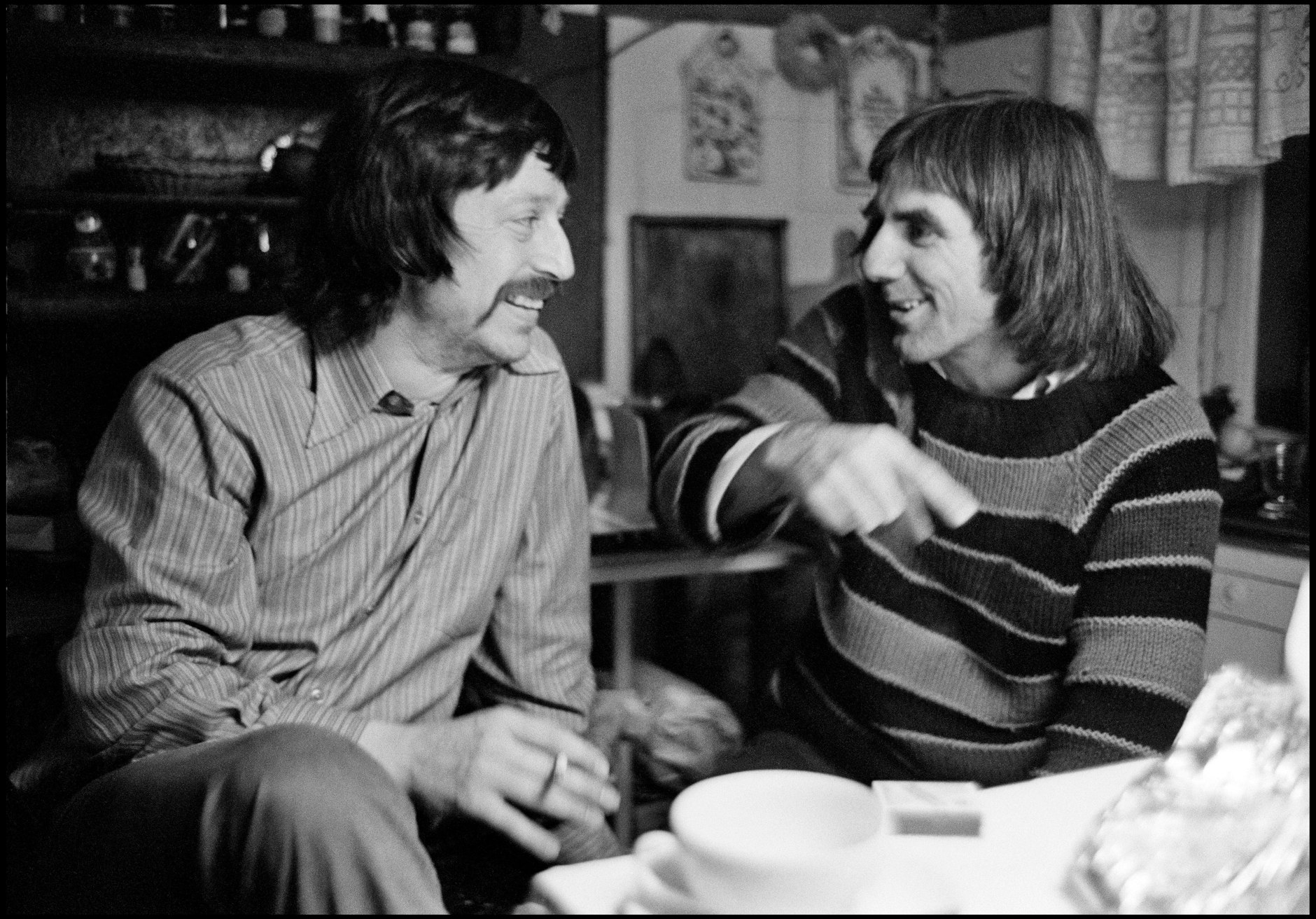 Ost-Berlin, Chausseestraße 131: Rudi Dutschke, westdeutscher Studentenaktivist (rechts) trifft sich mit Wolf Biermann im Jahr 1968.