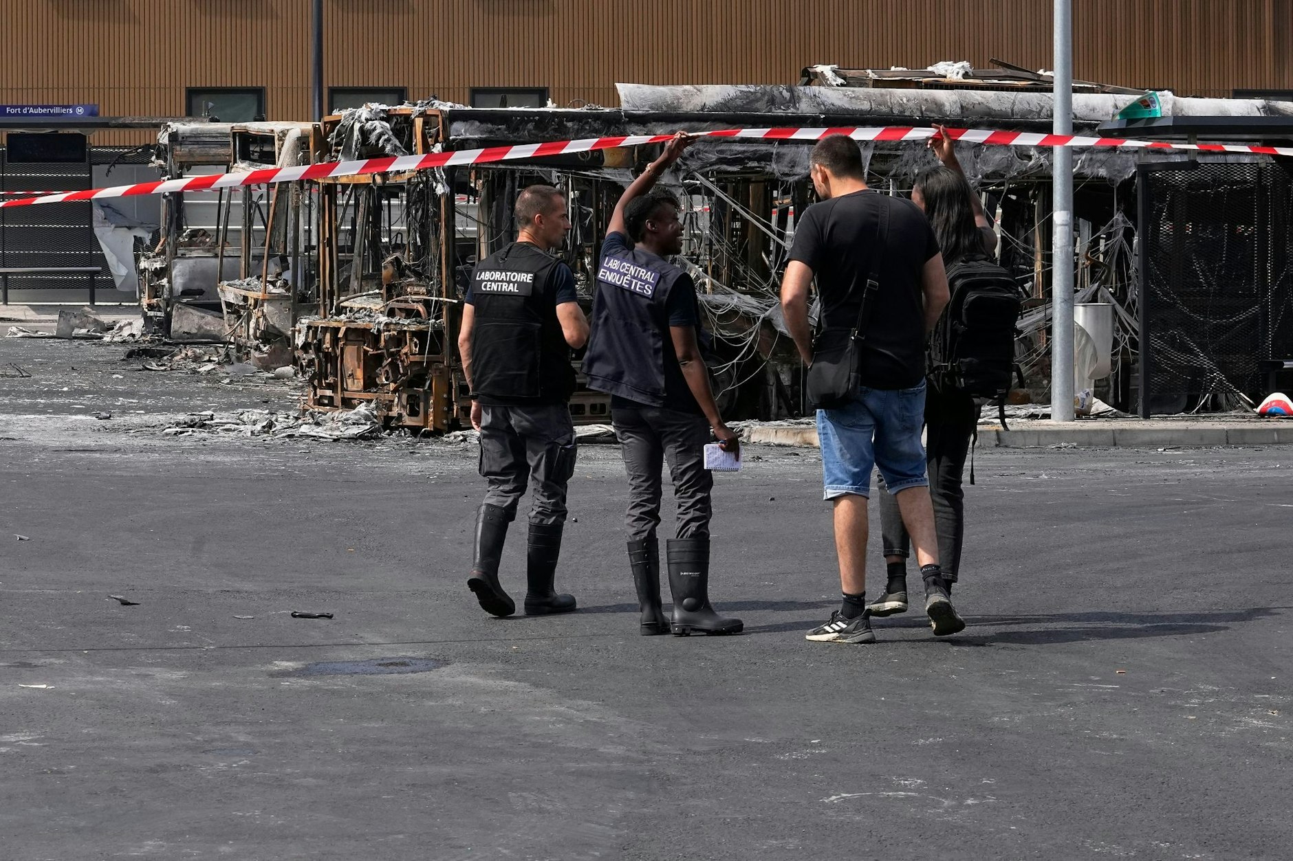 Schäden im französischen Aubervilliers nach den Krawallen.  