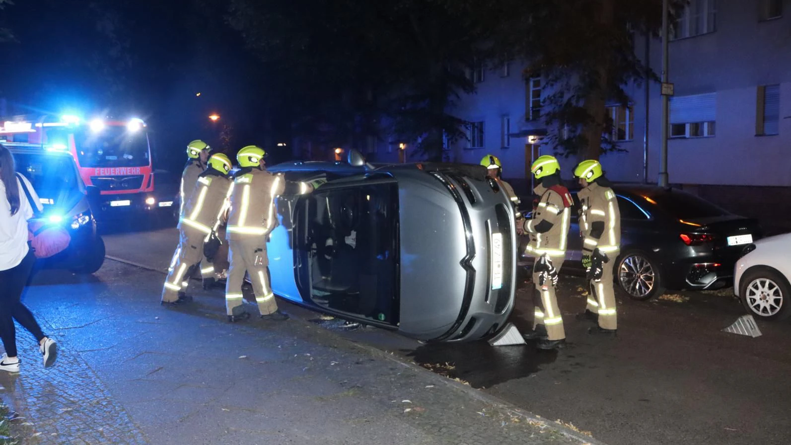 Bei einem Unfall in Tempelhof landete eine betrunkene Frau mit ihrem Auto auf der Seite.
